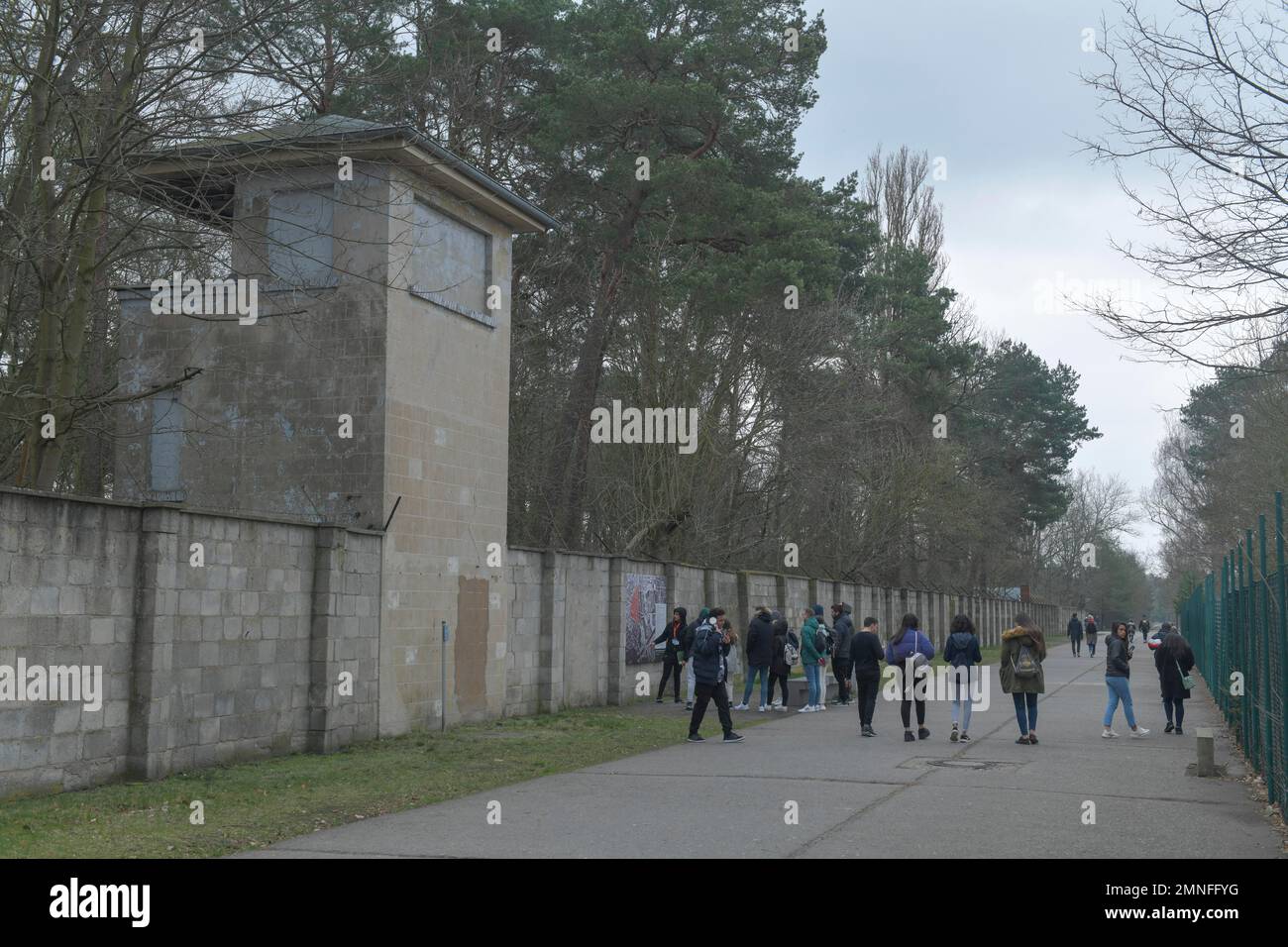 Lagerstrasse avec tour de guet, Mémorial et musée du camp de concentration de Sachsenhausen, Oranienburg, Comté d'Oberhavel, Brandebourg, Allemagne Banque D'Images