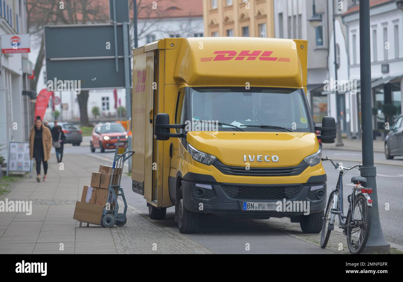 DHL transporteur livraison de colis, Oranienburg, Comté d'Oberhavel, Brandebourg, Allemagne Banque D'Images