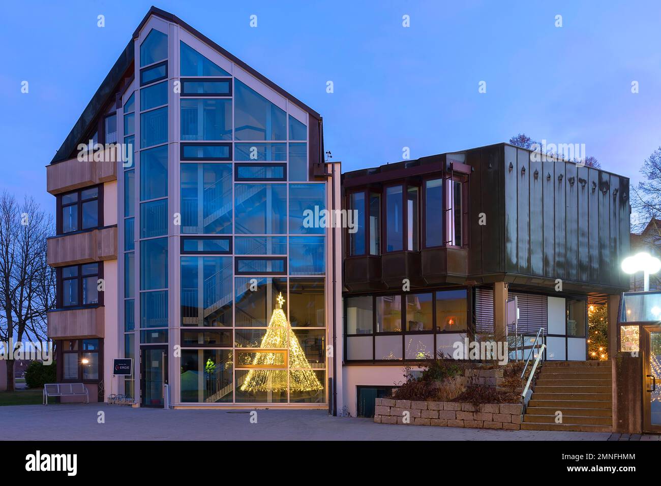 Hôtel de ville dans la lumière du soir avec reflet d'une fontaine de Noël illuminée, Eckental, moyenne-Franconie, Bavière, Allemagne Banque D'Images