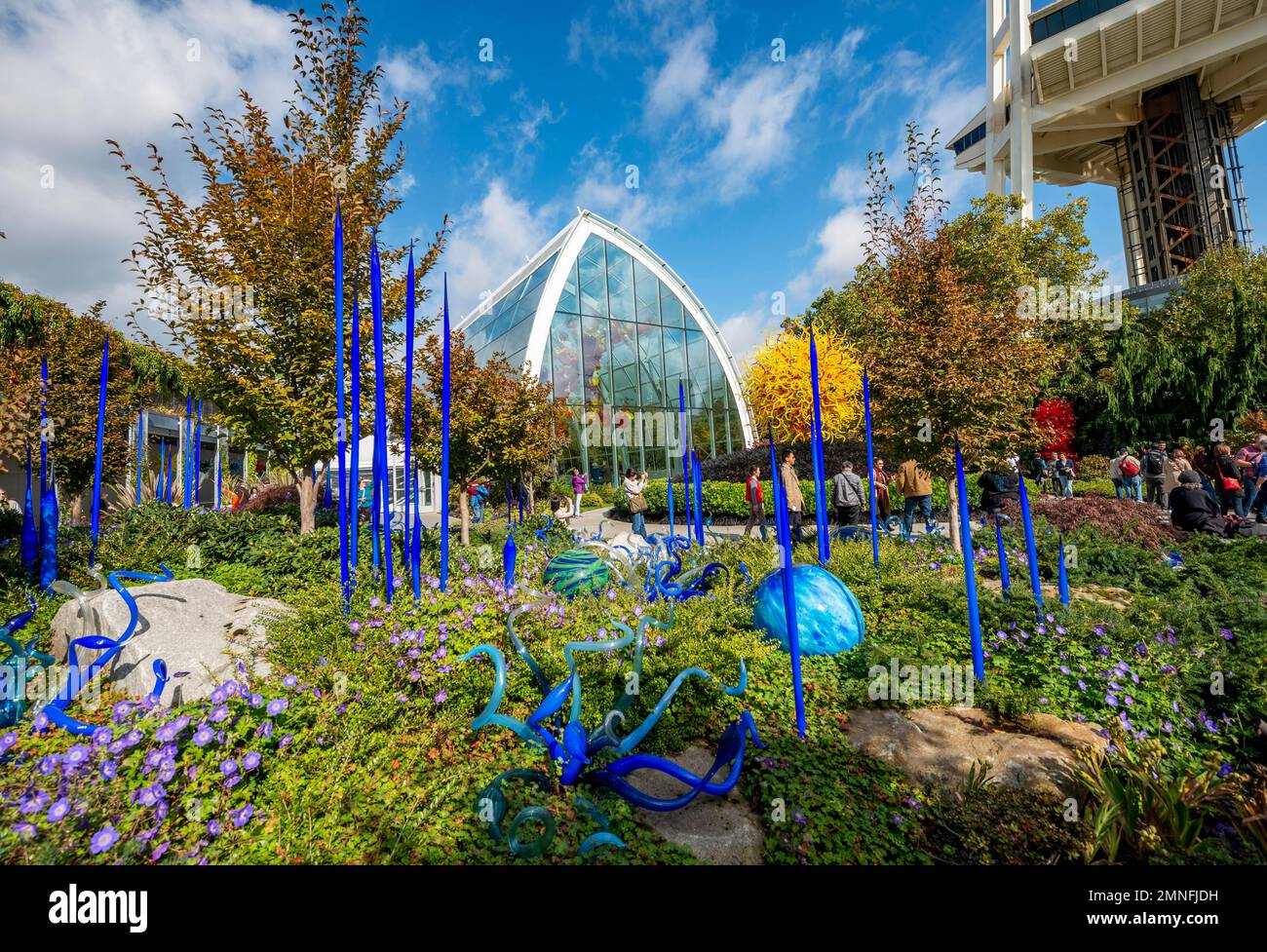 Jardin de sculptures avec des œuvres en verre colorées de Dale Chihuly, Chihuly Garden and Glass, en automne, Seattle, Washington, États-Unis Banque D'Images