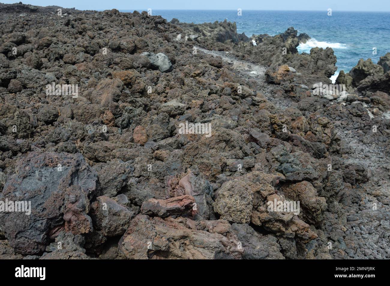 Falaises volcaniques érodées par la mer à Lanzarote Banque D'Images