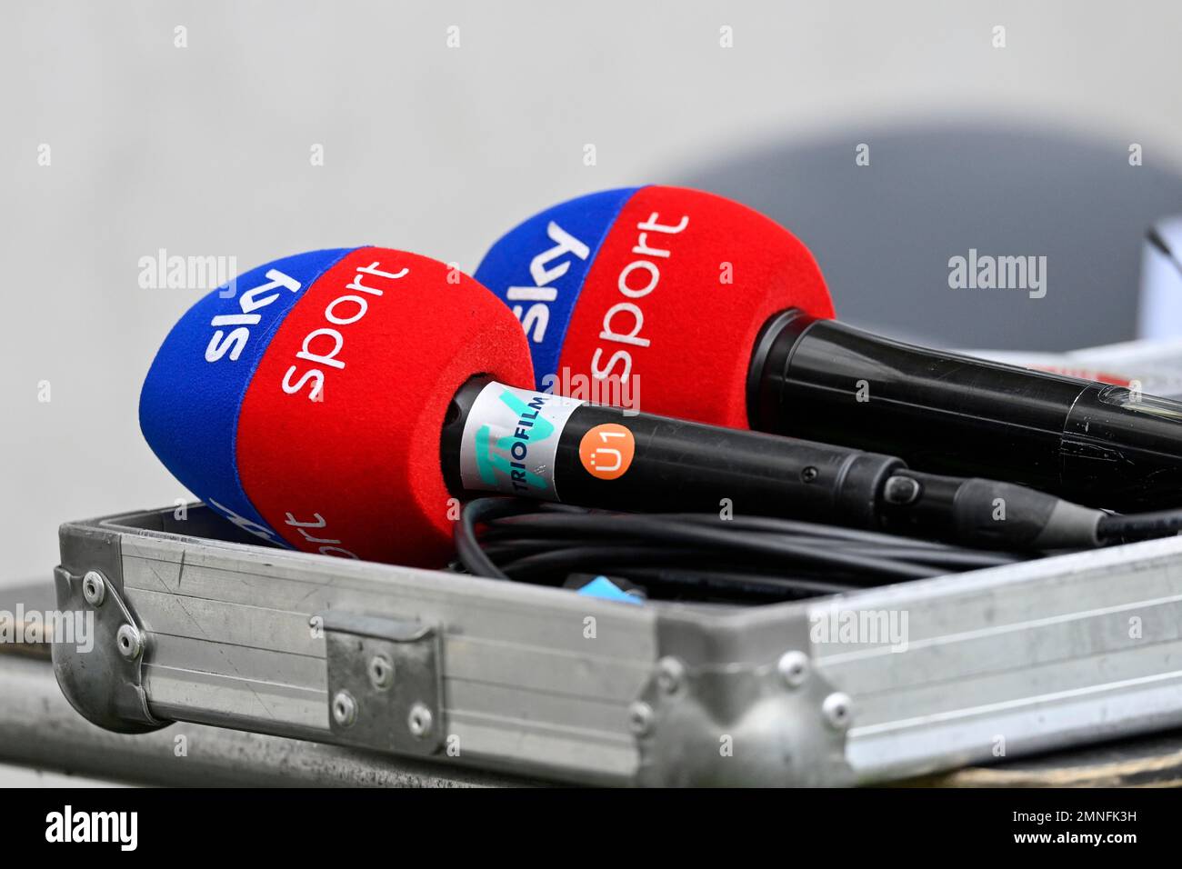 Microphones SKY Sport en boîtier métallique, logo, PreZero Arena, Sinsheim, Bade-Wurtemberg, Allemagne Banque D'Images