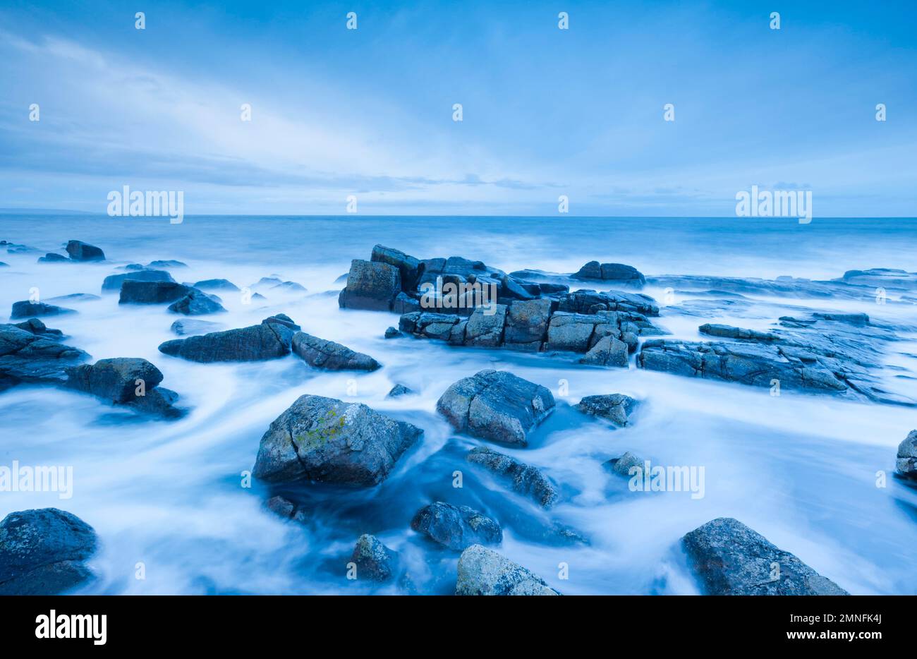 Mer orageux à l'aube pendant l'heure bleue, à Reiff, sur la côte ouest de l'Écosse Banque D'Images