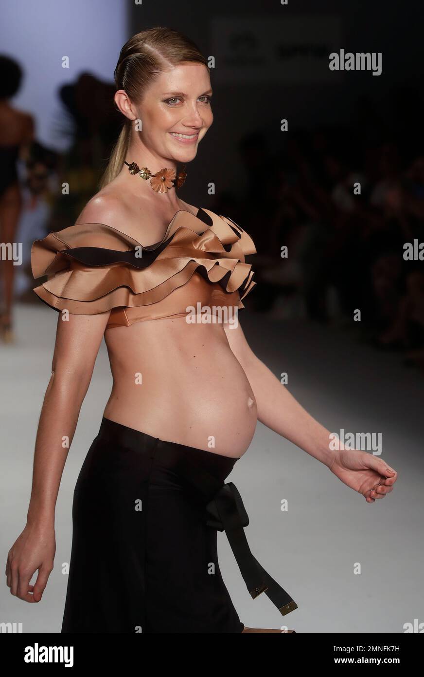 Pregnant Brazilian model Ana Claudia Michels wears a creation from the Agua de Coco collection during Sao Paulo Fashion Week in Sao Paulo, Brazil, Saturday, April 21, 2018. (AP Photo/Andre Penner) Banque D'Images