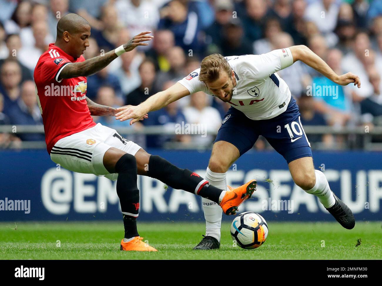 Manchester United's Ashley Young, left, fights for the ball with Tottenham's Harry Kane during the English FA Cup semifinal soccer match between Manchester United and Tottenham Hotspur at Wembley stadium in London, Saturday, April 21, 2018. (AP Photo/Kirsty Wigglesworth) Banque D'Images