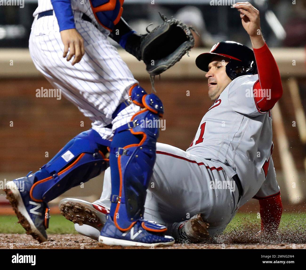 Washington Nationals' Ryan Zimmerman scores ahead of the throw on Moises Sierra's seventh-inning sacrifice fly in a baseball game against the Washington Nationals, Wednesday, April 18, 2018, in New York. (AP Photo/Kathy Willens) Banque D'Images