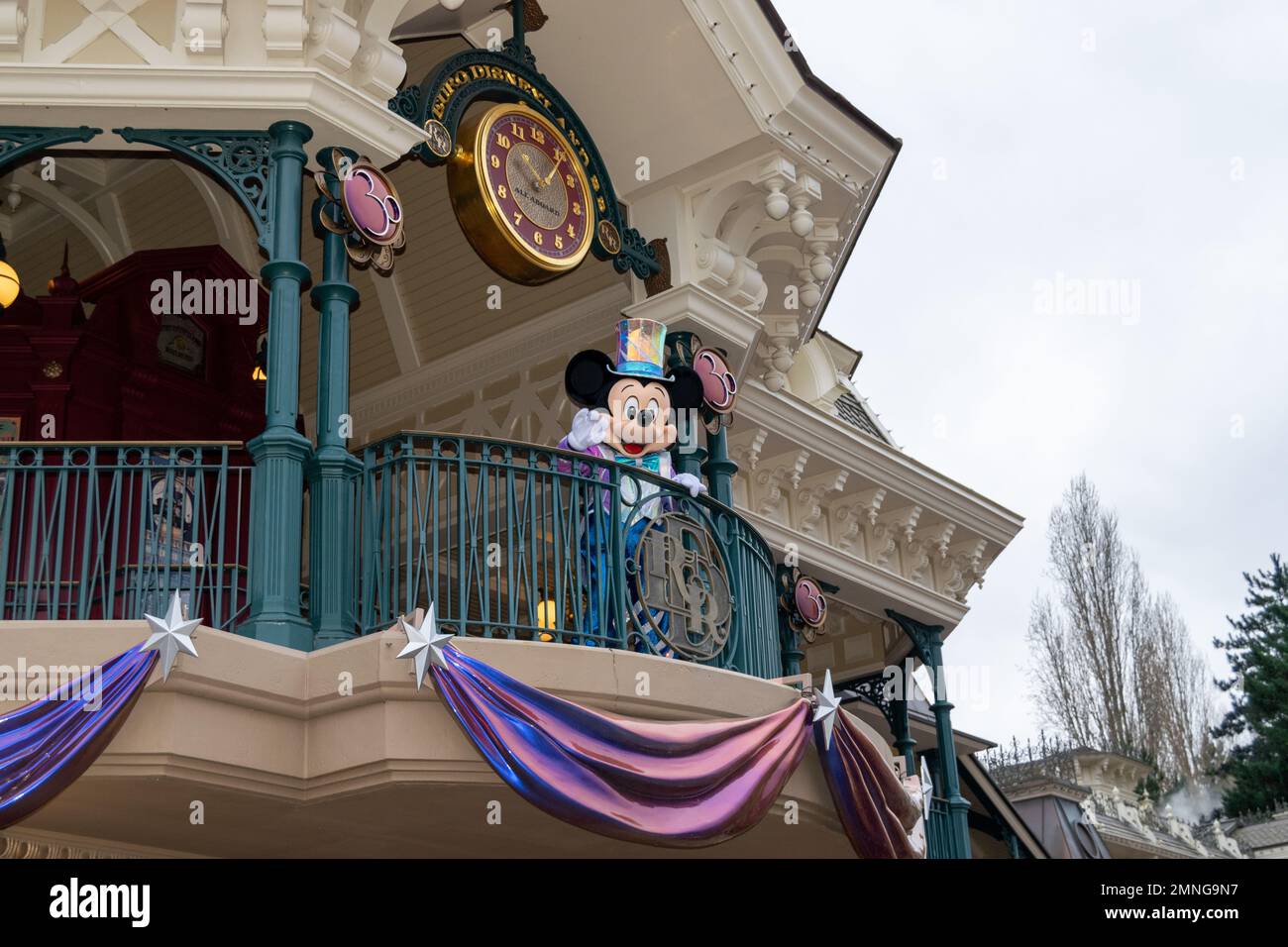 Disneyland paris mickey mouse Banque de photographies et d'images à haute  résolution - Alamy