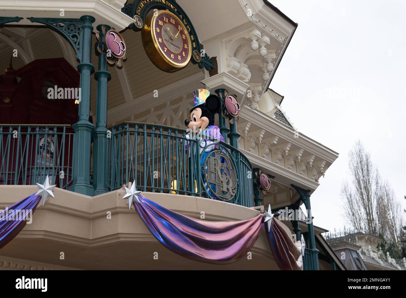 Disneyland Paris 30th anniversaire. Rêvez plus grand, riez plus fort et souriez plus large, avec des spectacles à couper le souffle, de nouvelles attractions et expériences. Mickey Mouse. Banque D'Images