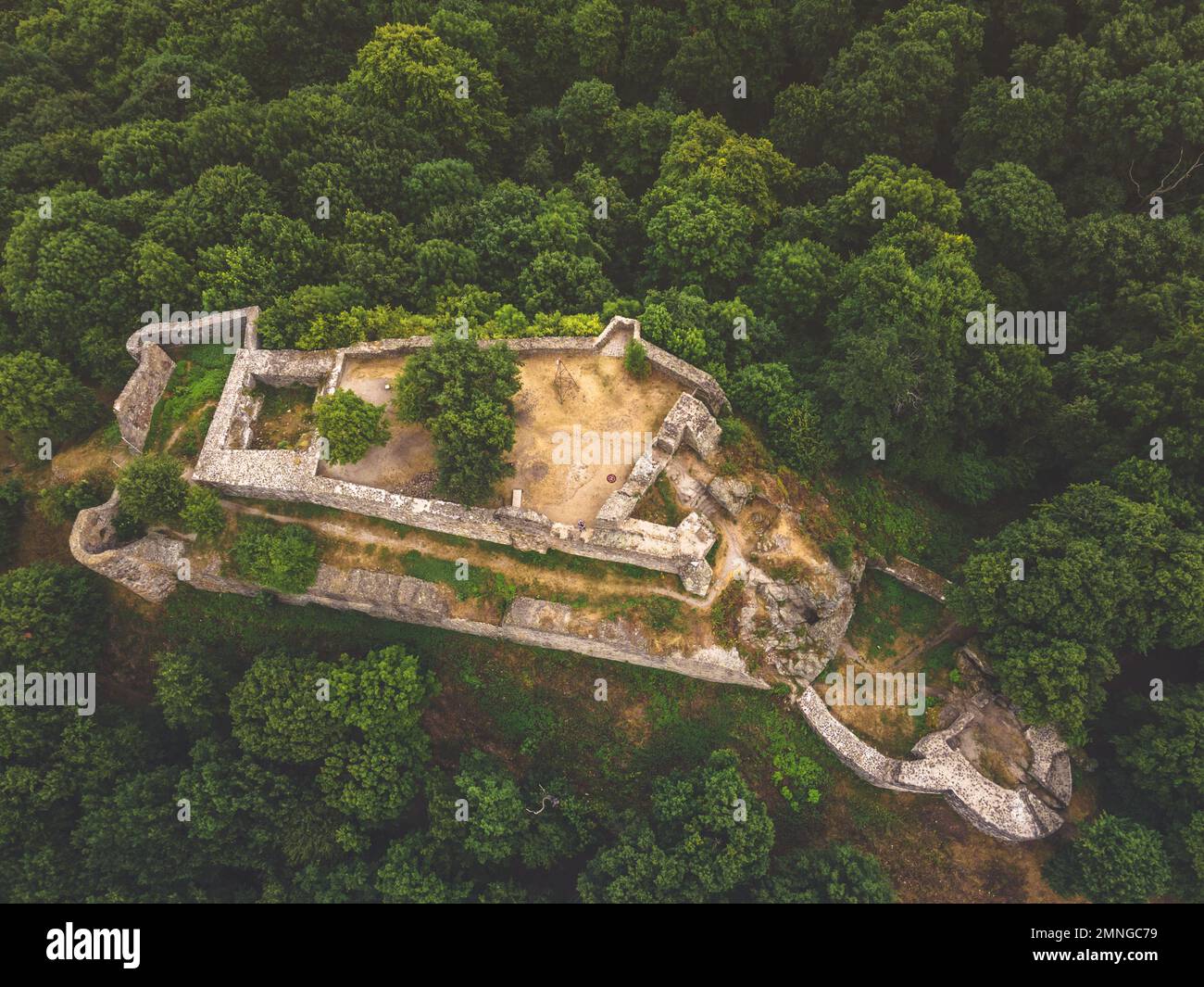 Vue aérienne du château de Drégely le matin de l'été, sur l'un des sommets volcaniques des montagnes de Börzsöny, Drégelypalánk, Hongrie Banque D'Images