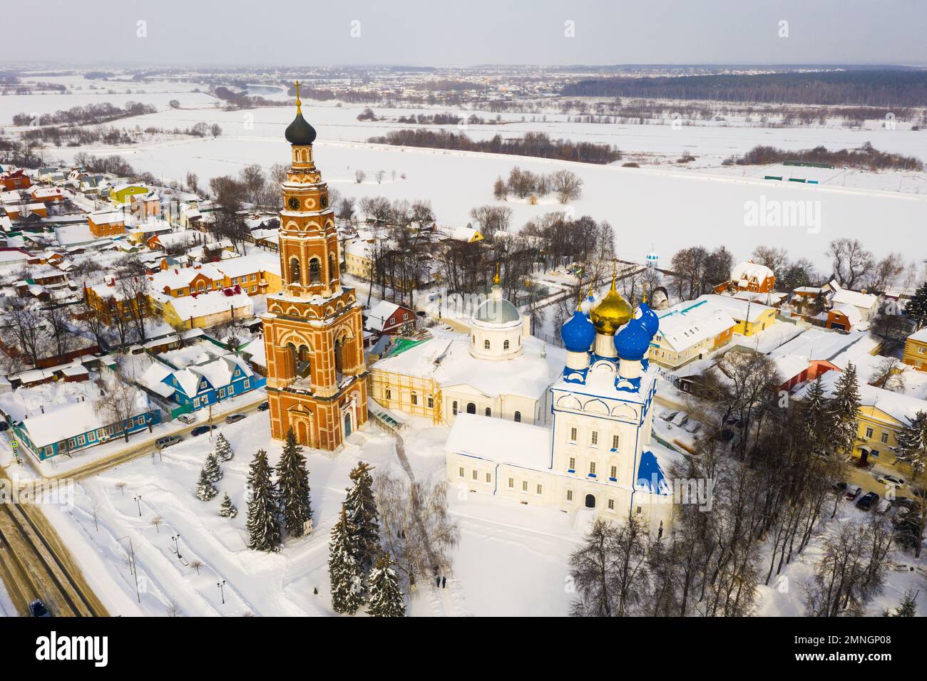 Paysage urbain de Bronnitsy avec la cathédrale Archange Michael le jour d'hiver Banque D'Images