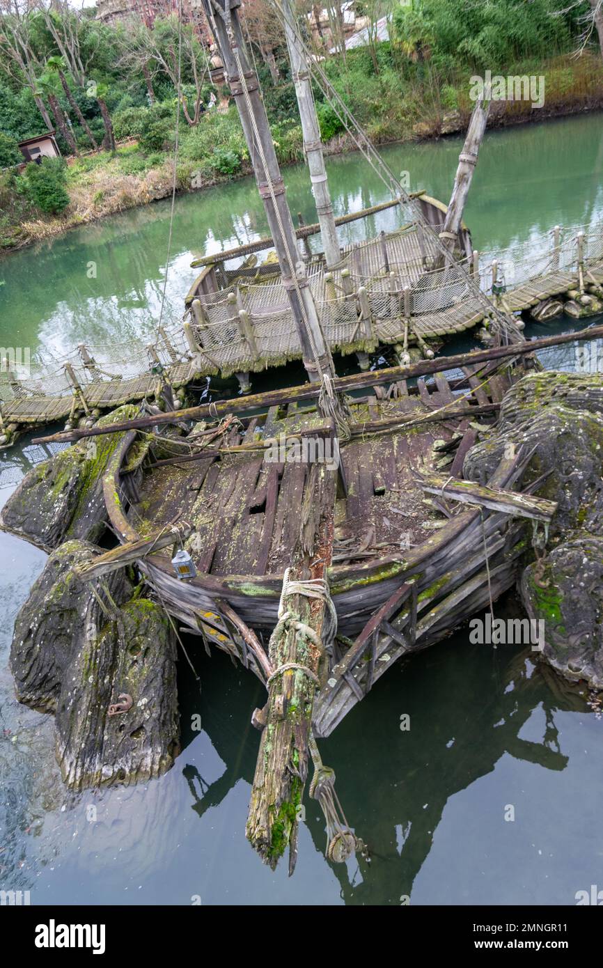 Disneyland Paris Adventure Island abandonné ou chassé bateau en bois pirate. Île aventure, baie des pirates à Disneyland Paris. Banque D'Images