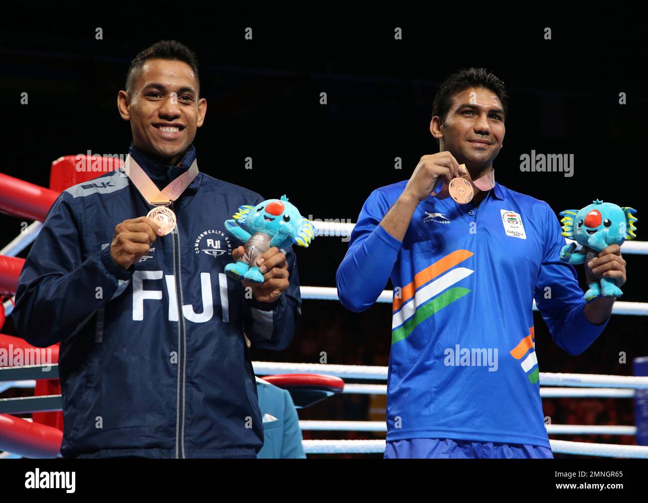 Bronze medalists Winston Hill of Fiji, left, and India's Manoj Kumar pose for photographers during the medal ceremony for men's 69 kg boxing at the Oxenford Studios during the 2018 Commonwealth Games on the Gold Coast, Australia, Saturday, April 14, 2018. (AP Photo/Rick Rycroft) Banque D'Images