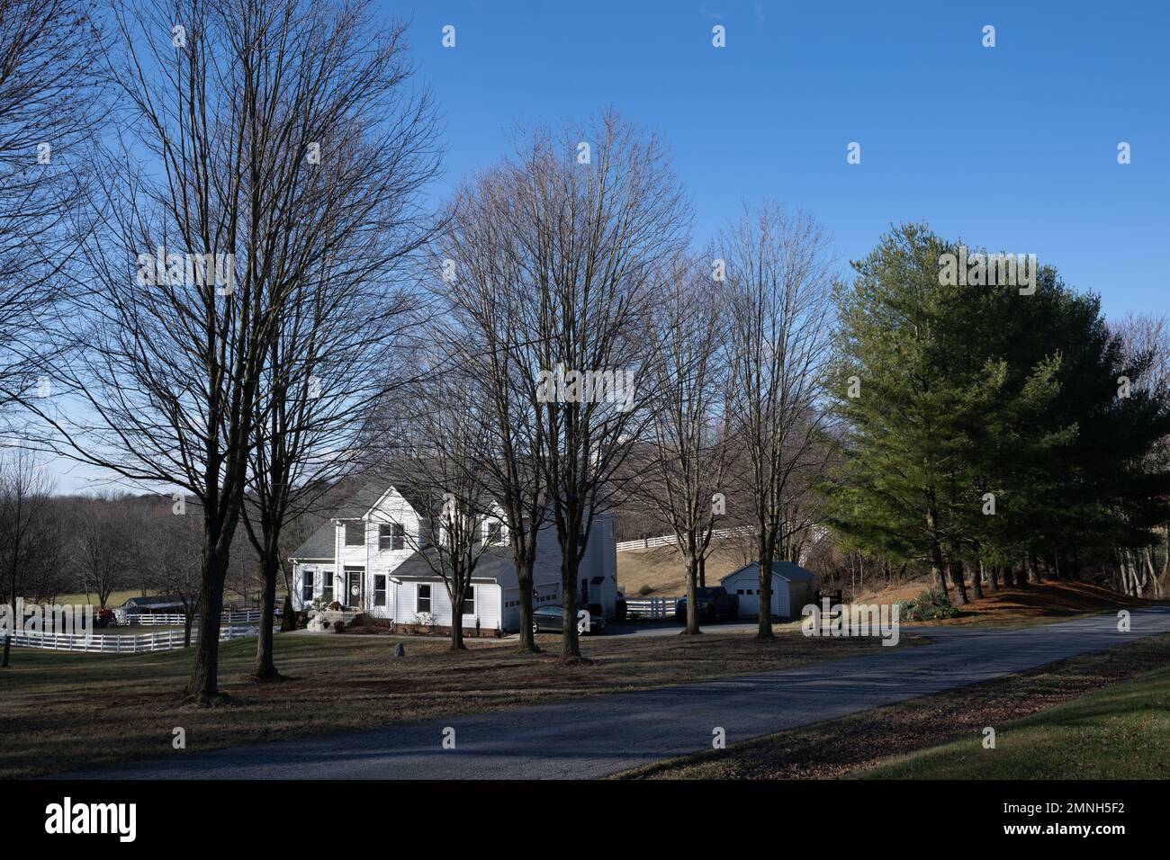 Une ancienne ferme blanche pendant l'hiver à Mount Airy, Maryland, le 7 janvier 2022. Banque D'Images