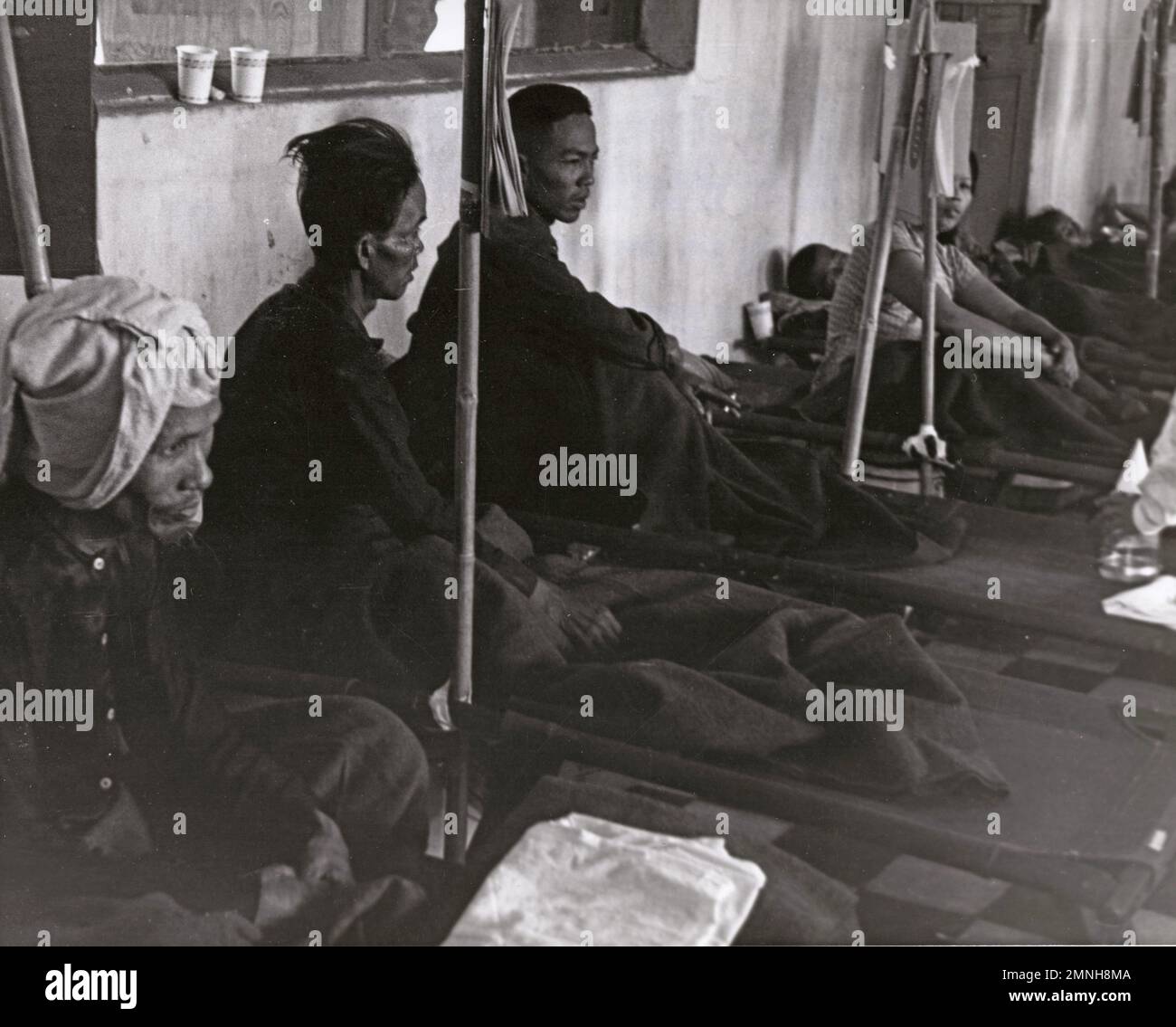 NAMRU [Naval Medical Research Unit] les patients atteints de choléra commencent à se rétablir après avoir reçu un traitement spécial prescrit par le capitaine Phillips et son unité de recherche médicale. Ils attendent le transfert au quartier de convalescence de l'hôpital Cho Quan dans la région de Saigon. Banque D'Images