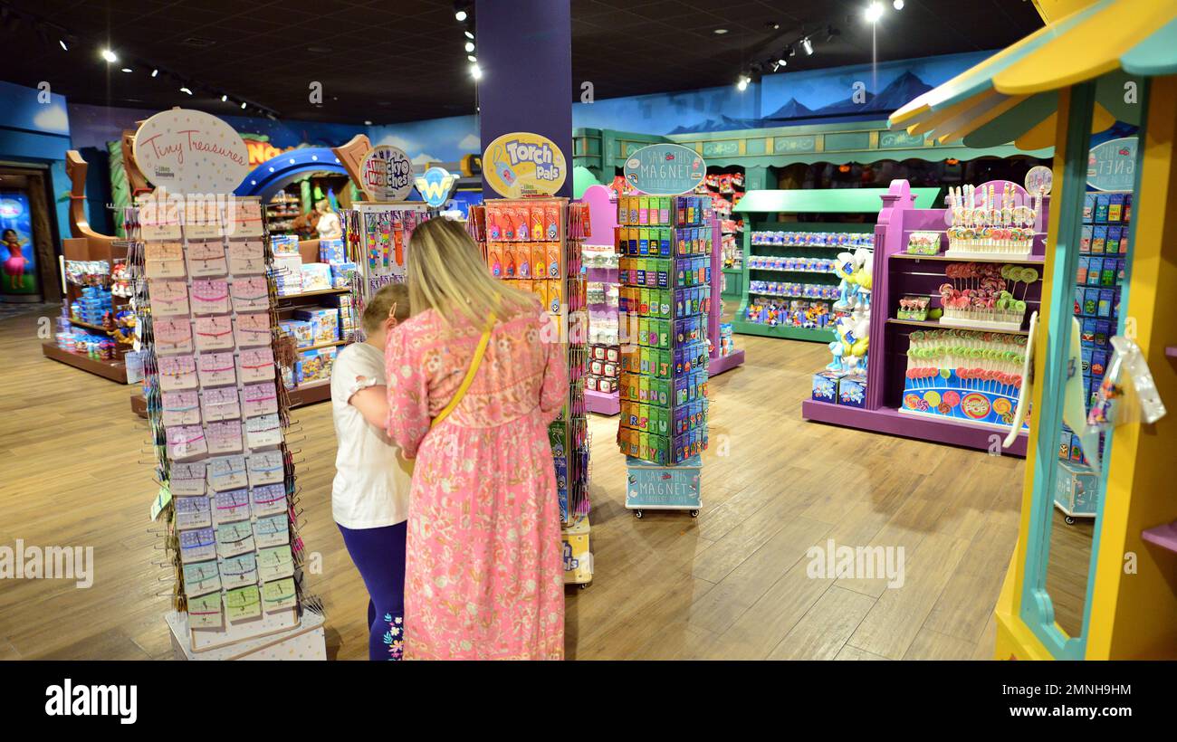 Varsovie Pologne. 5 juin 2022. Produits dans une boutique de souvenirs dans le parc à thème intérieur Majaland Varsovie. Banque D'Images