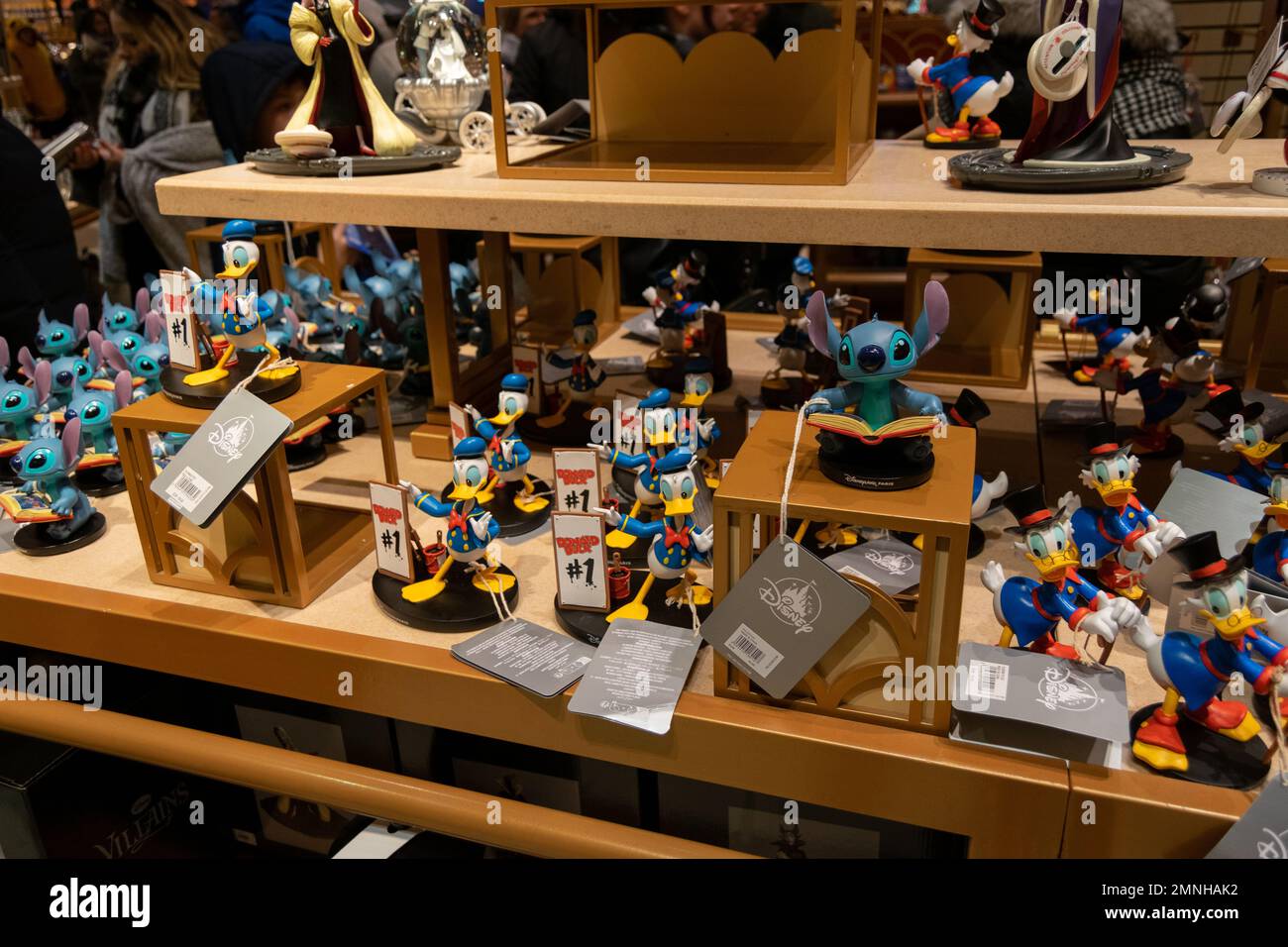 Boutique Disneyland Paris avec des marchandises, coudre le jouet dans les  magasins Disney Photo Stock - Alamy