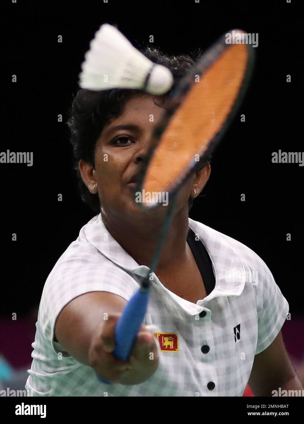 Sri Lanka's Sri Hasini Ambalangodage plays against Kate Foo Kune of Mauritius during their women's singles badminton match at Carrara Indoor Stadium during the Commonwealth Games on the Gold Coast, Australia, Wednesday, April 11, 2018. (AP Photo/Dita Alangkara) Banque D'Images
