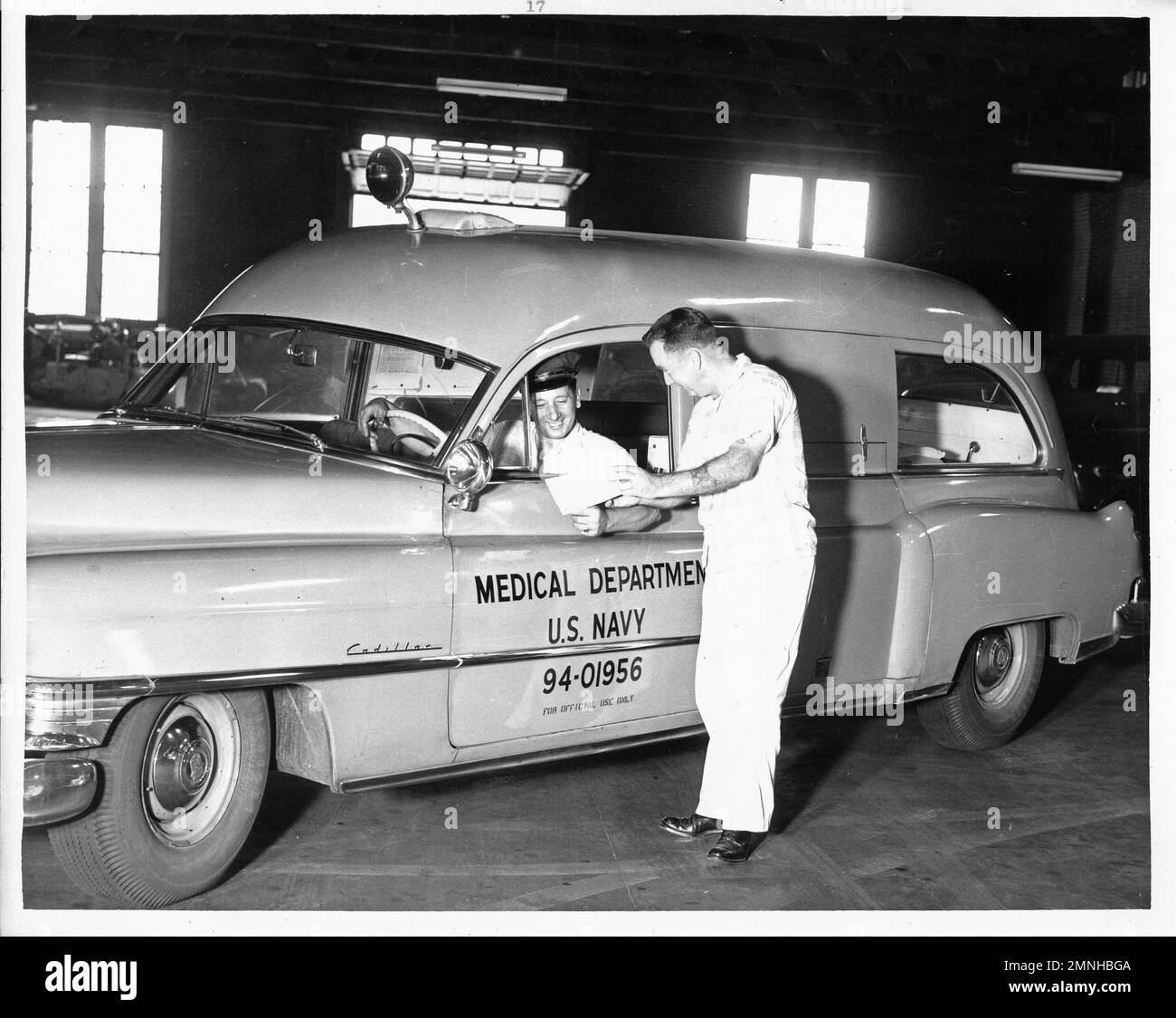Hôpital naval St. Albans, long Island, New York. La Division des transports, qui est tenue à jour par des employés civils, fournit un service d'ambulance 24 heures sur 24 à la région métropolitaine de New York. 1958 Banque D'Images