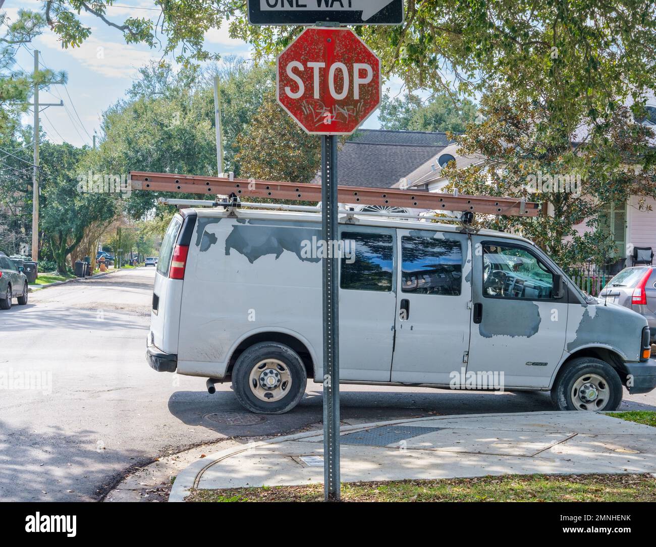 LA NOUVELLE-ORLÉANS, LA, États-Unis - 30 JANVIER 2023 : la camionnette de l'entrepreneur garée illégalement à l'angle d'un quartier chic Banque D'Images