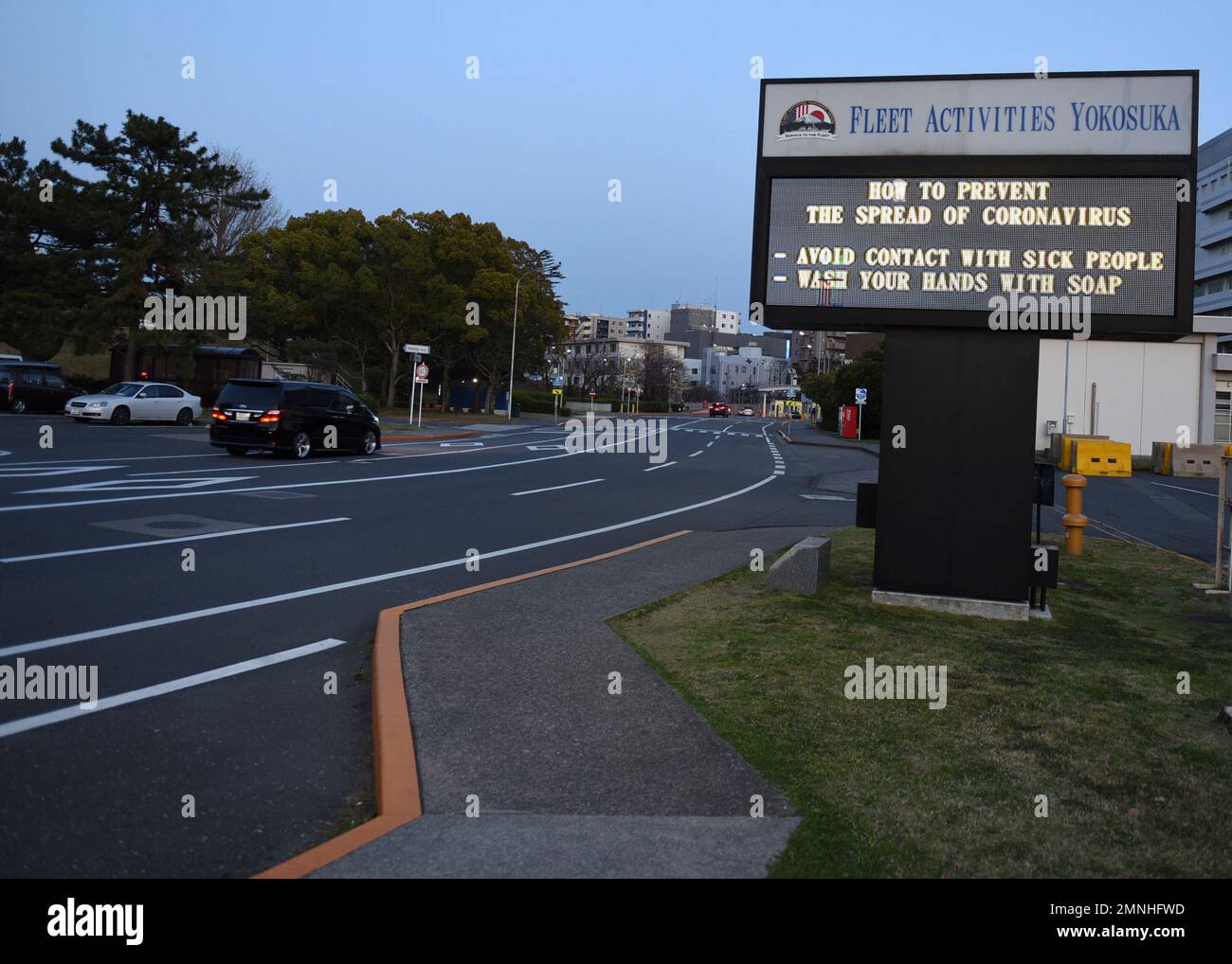 YOKOSUKA, Japon (26 mars 2020) le commandant, activités de la flotte Yokosuka (CFAY) expose les procédures utilisées pour prévenir la propagation du coronavirus CA. 2020 Banque D'Images