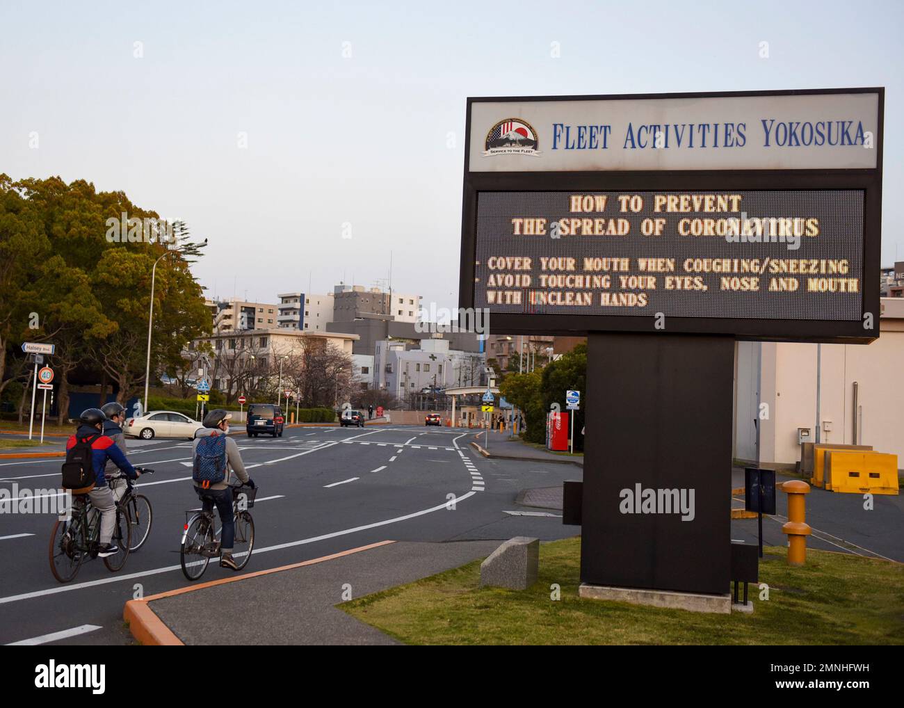 YOKOSUKA, Japon (26 mars 2020) le commandant, activités de la flotte Yokosuka (CFAY) expose les procédures utilisées pour prévenir la propagation du coronavirus CA. 2020 Banque D'Images