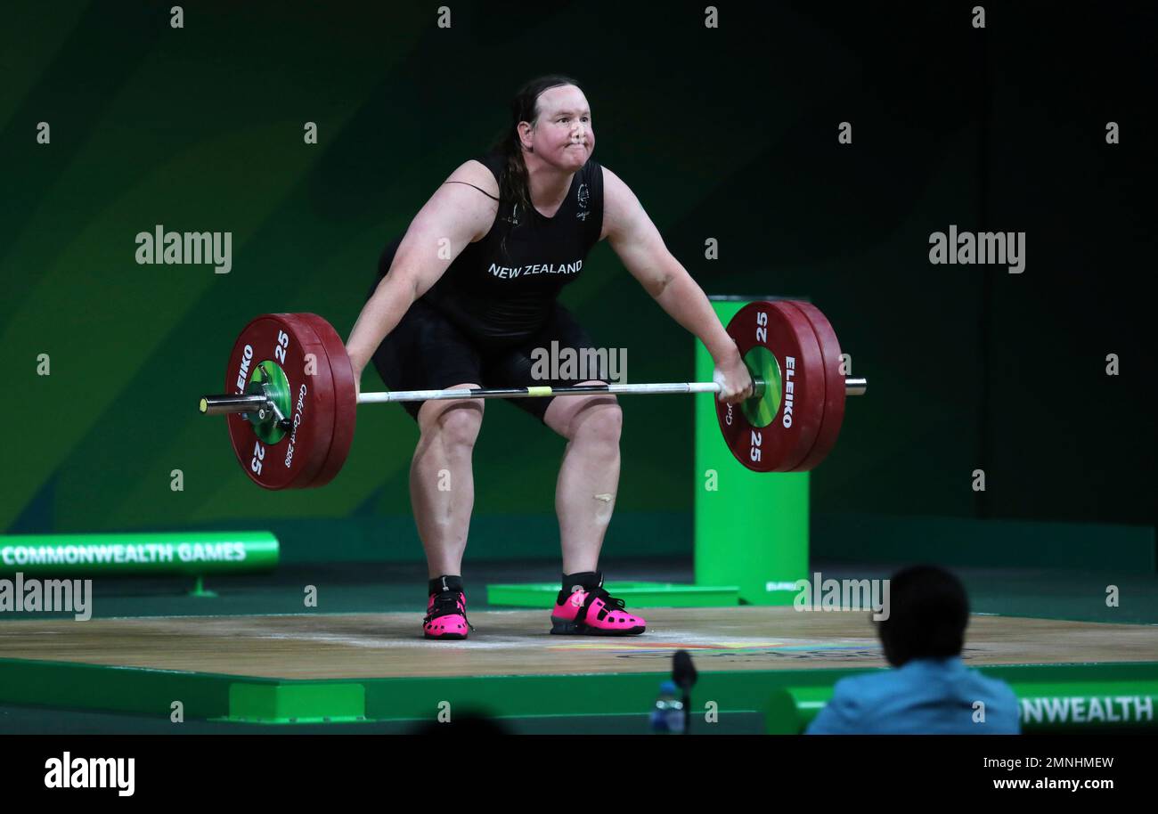 New Zealand's Laurel Hubbard lifts in the snatch of the women's +90kg weightlifting final at the 2018 Commonwealth Games on the Gold Coast, Australia, Monday, April 9, 2018. (AP Photo/Manish Swarup) Banque D'Images
