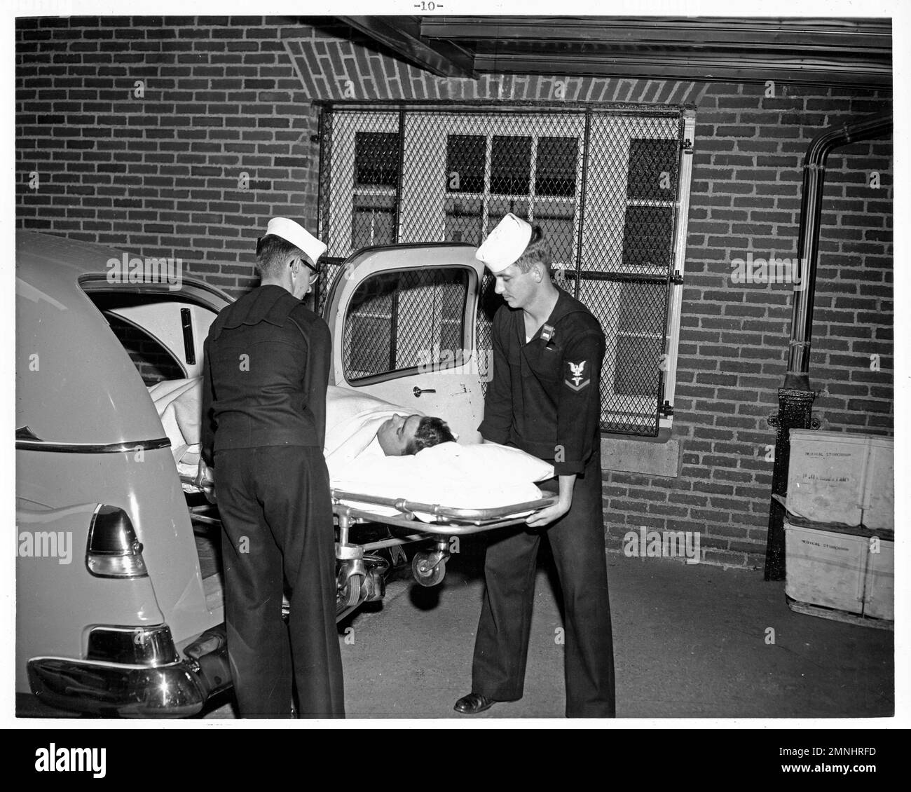 Hôpital naval de Portsmouth, New Hampshire. Entrée du service d'ambulance ca. 1950-1965 Banque D'Images