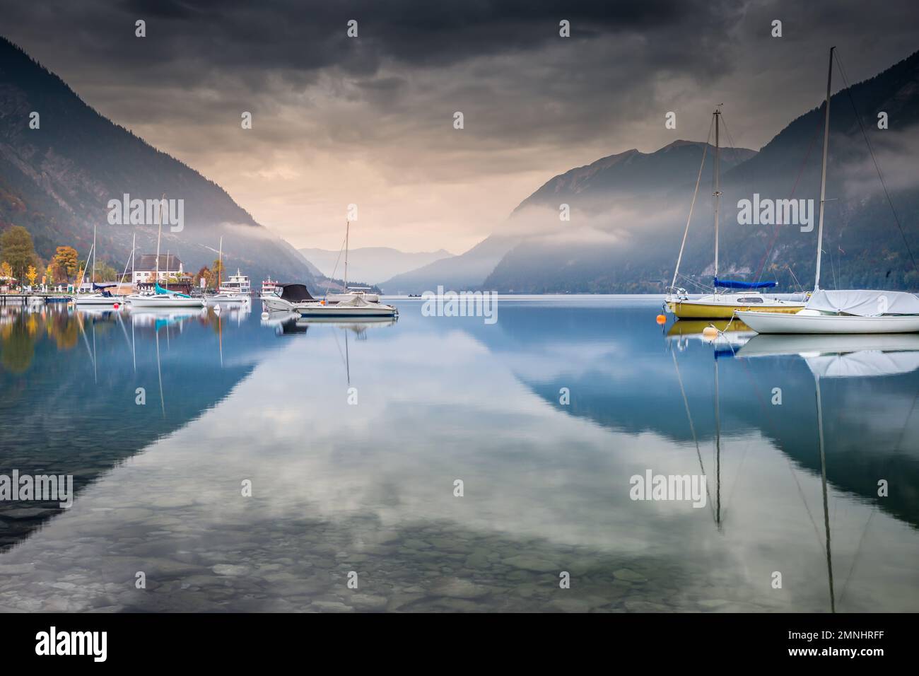 Voiliers sur le lac Achensee près d'Innsbruck à l'aube paisible, alpes du Tyrol, Autriche Banque D'Images