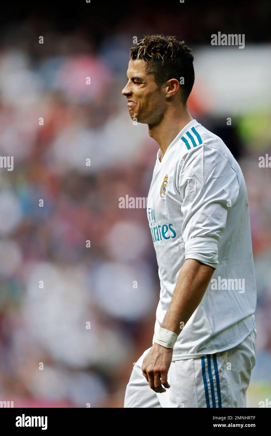 Real Madrid's Cristiano Ronaldo grimaces during the Spanish La Liga soccer match between Real Madrid and Atletico Madrid at the Santiago Bernabeu stadium in Madrid, Sunday, April 8, 2018. Ronaldo scored once and the match ended in a 1-1 draw. (AP Photo/Francisco Seco) Banque D'Images