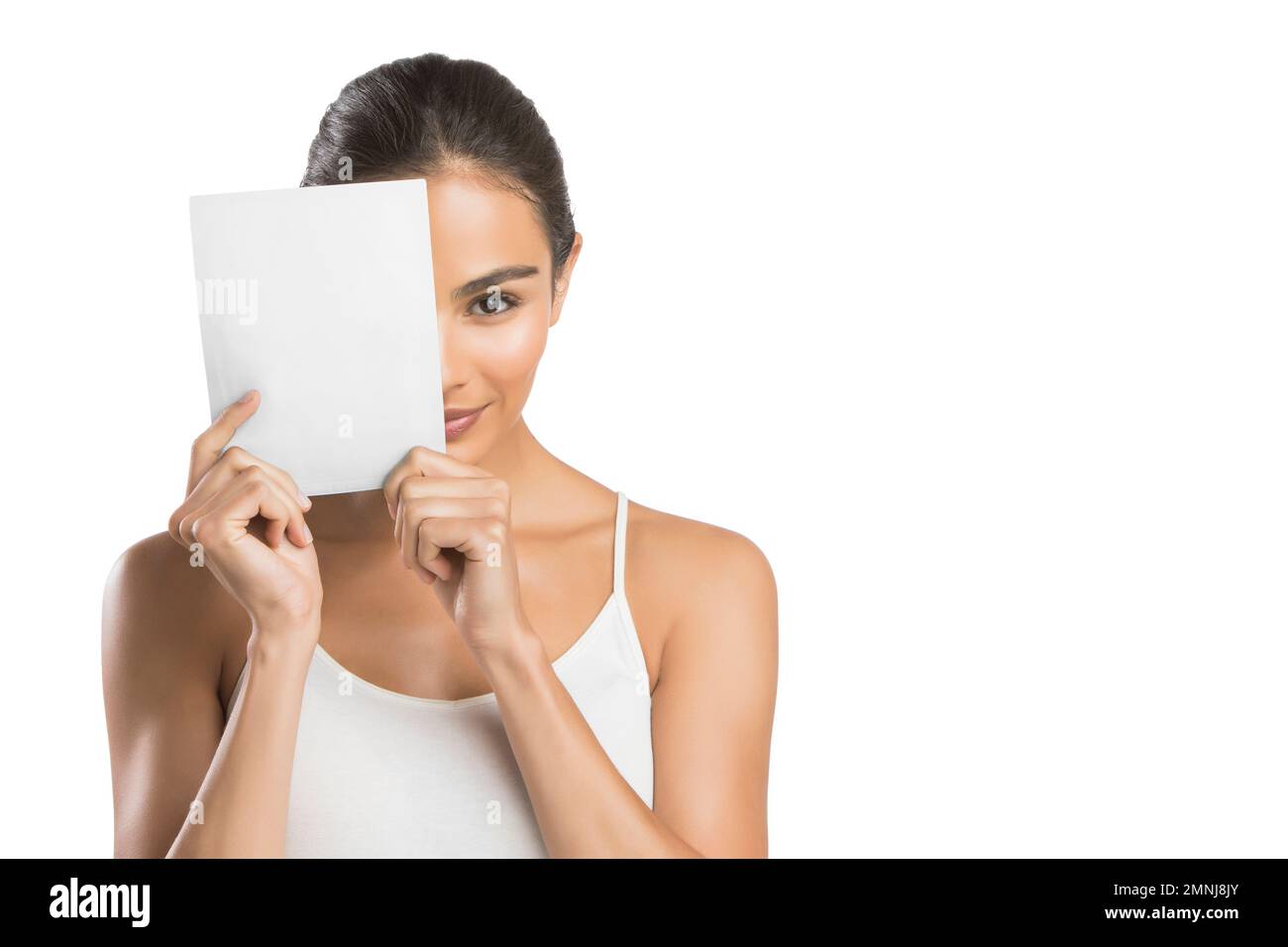 Portrait d'une femme tenant le papier devant le visage Banque D'Images