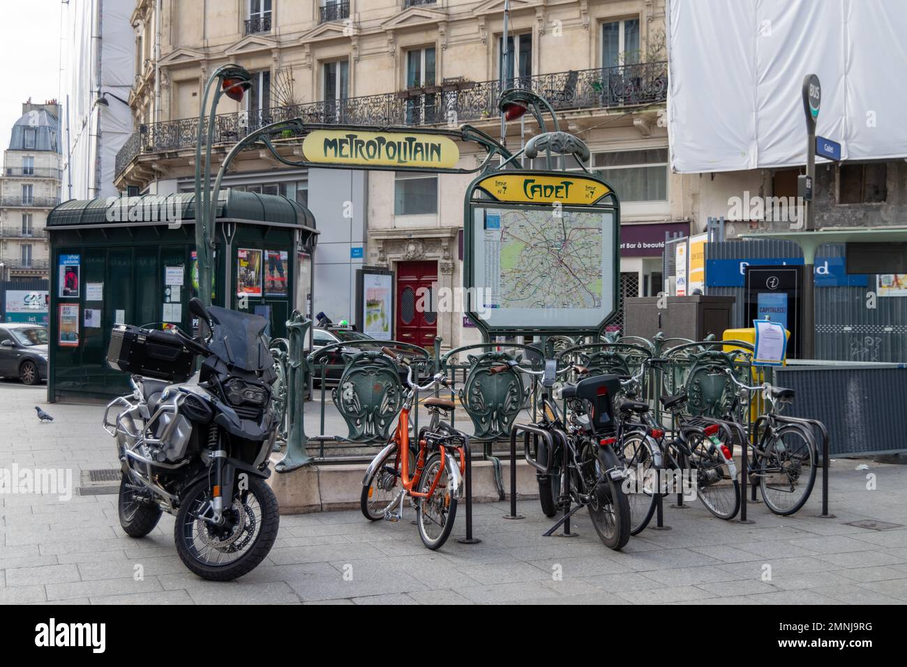 Métro Metropolitain Cadet Paris, transports urbains sur Paris. Station de métro Art nouveau. Vie urbaine, vélos et motos garés à Paris. Banque D'Images