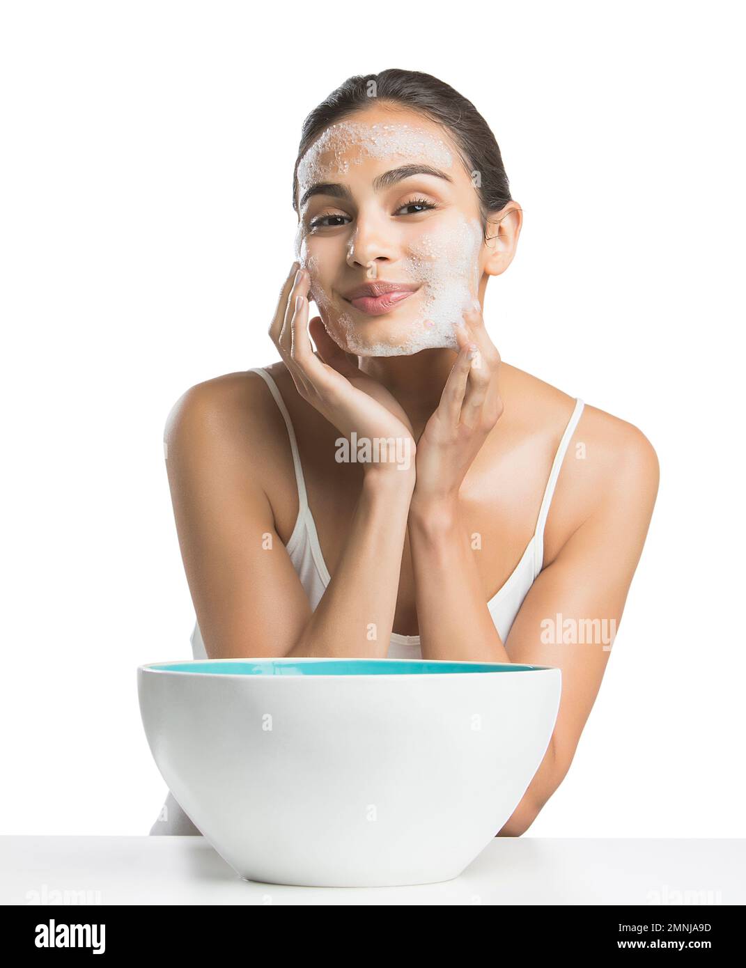 Portrait de la jeune femme appréciant le visage lavant Banque D'Images