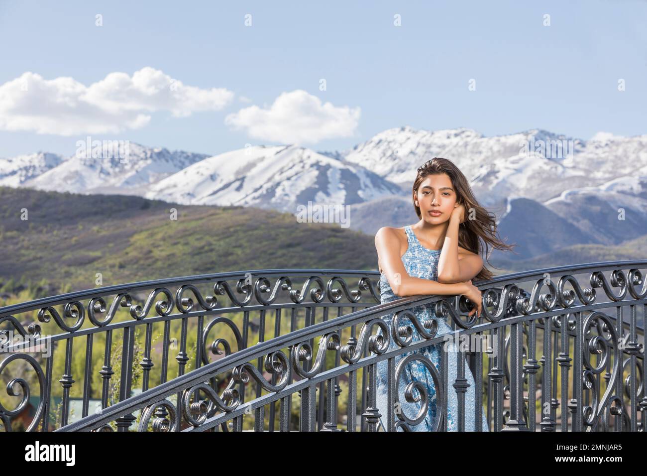 USA, Utah, Midway, Portrait de la belle femme sur la passerelle dans les paysages de montagne Banque D'Images