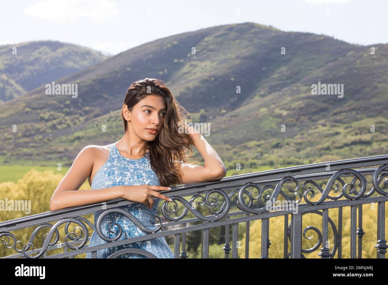 USA, Utah, Midway, Portrait de la belle femme sur la passerelle dans les paysages de montagne Banque D'Images