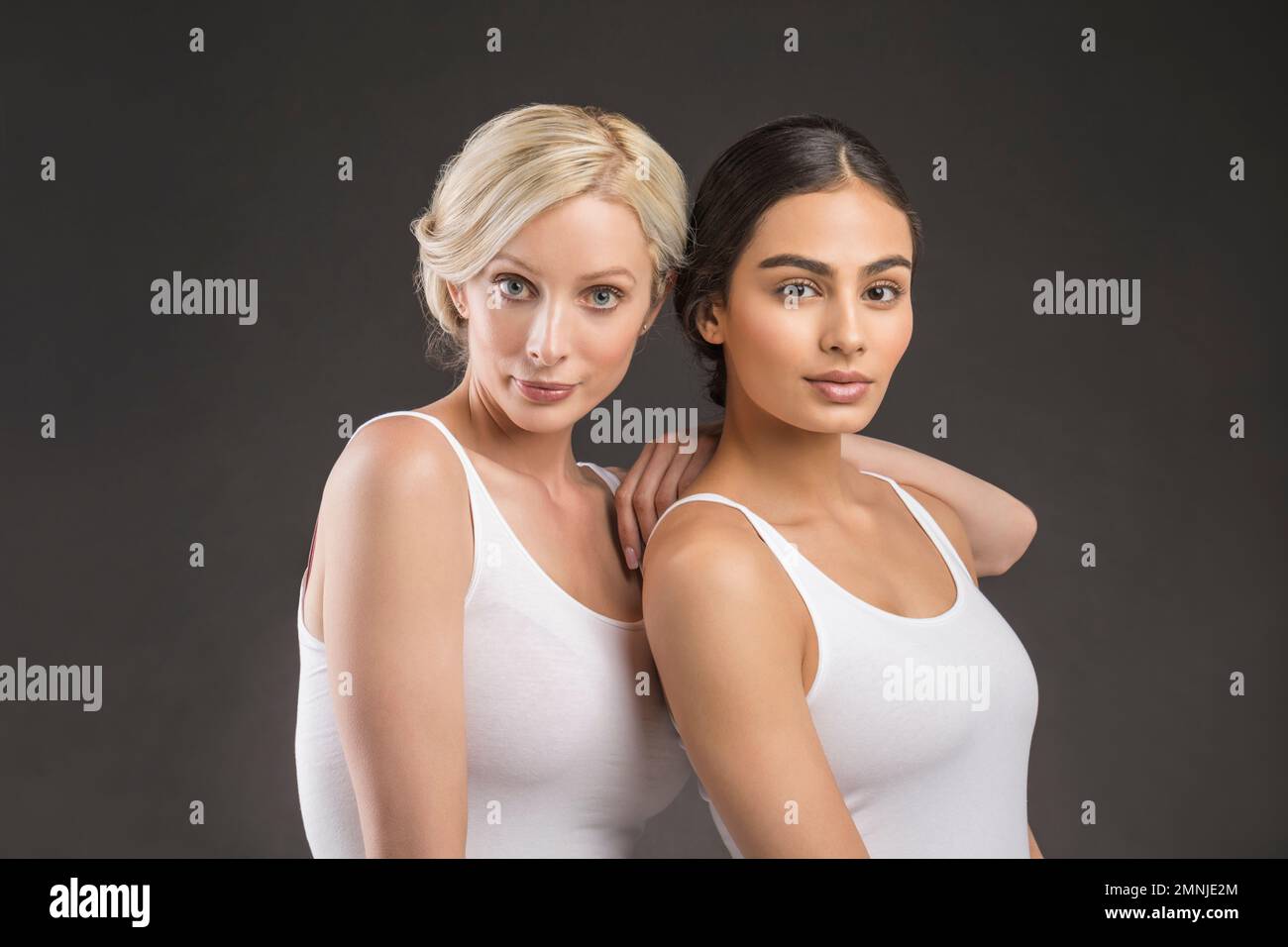 Studio portrait de deux belles femmes Banque D'Images