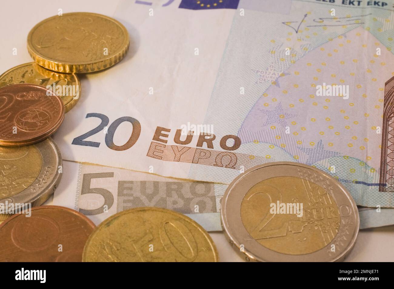 Gros plan des billets et pièces de banque en euros de 20 et 5 euros. Banque D'Images