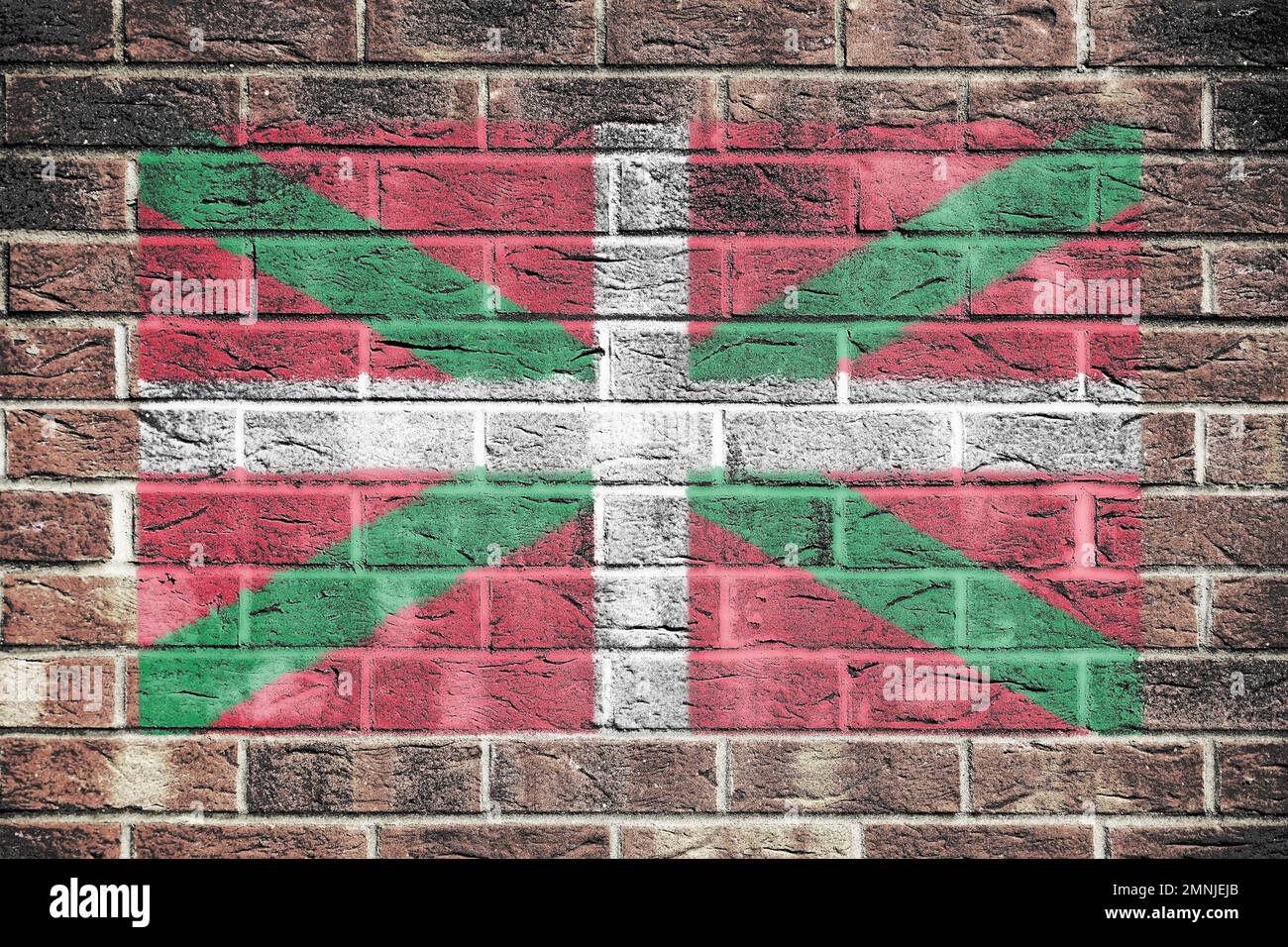 Drapeau basque sur fond de mur de briques Banque D'Images