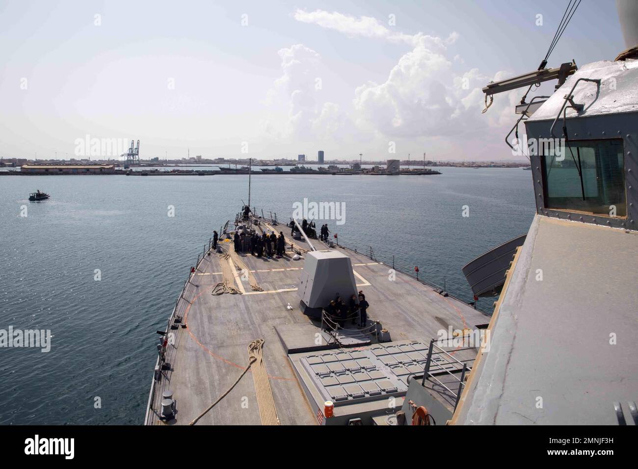 221003-N-EH998-1030 GOLFE D'ADEN (3 octobre 2022) le destroyer à missiles guidés USS Nitze (DDG 94) se lance dans le port de Djibouti, octobre 3. Nitze est déployé dans la zone d'opérations de la flotte américaine 5th afin d'assurer la sécurité et la stabilité maritimes dans la région du Moyen-Orient. Banque D'Images