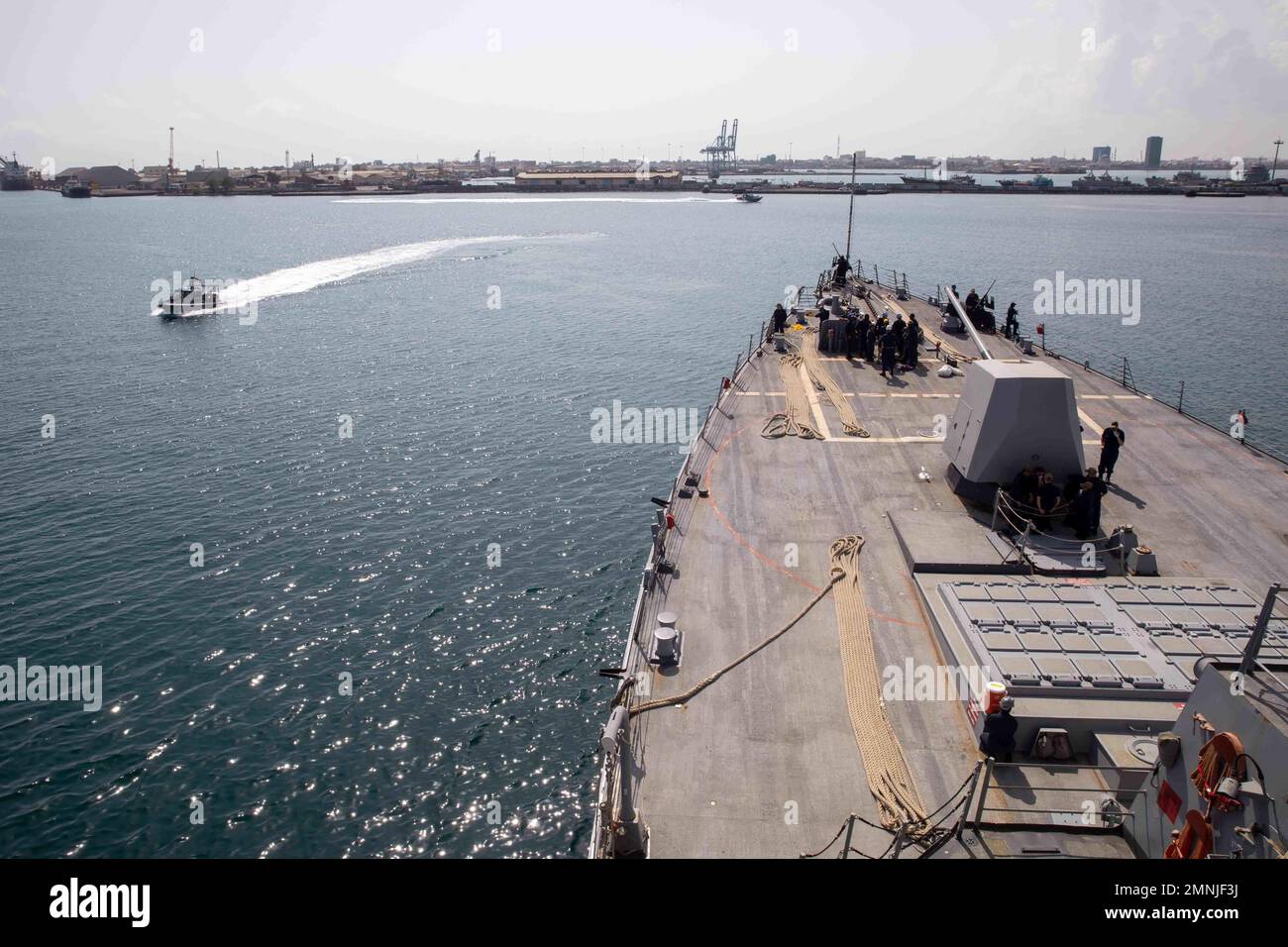 221003-N-EH998-1035 GOLFE D'ADEN (3 octobre 2022) le destroyer à missiles guidés USS Nitze (DDG 94) se lance dans le port de Djibouti, octobre 3. Nitze est déployé dans la zone d'opérations de la flotte américaine 5th afin d'assurer la sécurité et la stabilité maritimes dans la région du Moyen-Orient. Banque D'Images