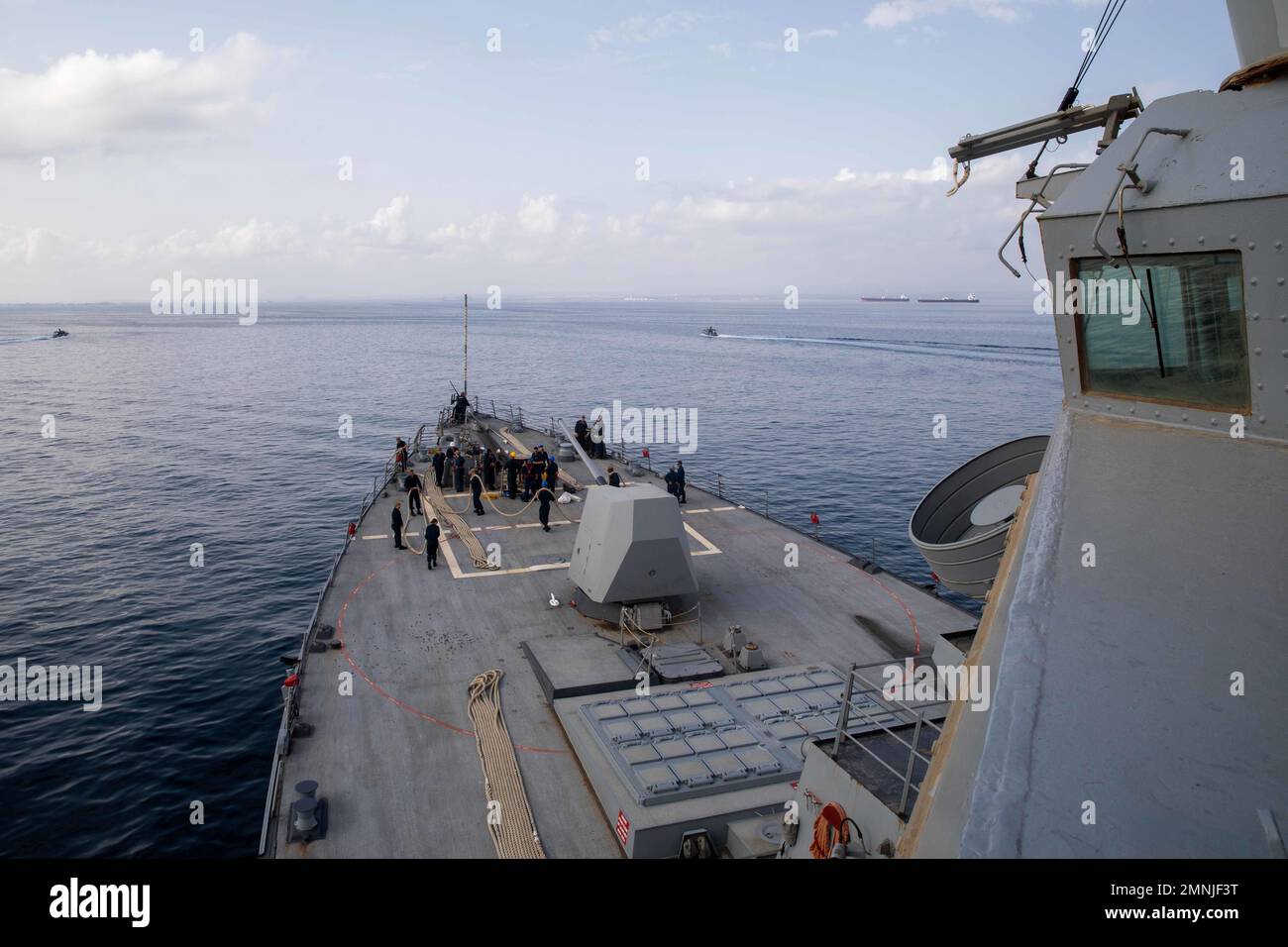 221003-N-EH998-1005 GOLFE D'ADEN (OCT 3, 2022) le destroyer à missiles guidés USS Nitze (DDG 94) se lance dans le port de Djibouti, octobre 3. Nitze est déployé dans la zone d'opérations de la flotte américaine 5th afin d'assurer la sécurité et la stabilité maritimes dans la région du Moyen-Orient. Banque D'Images