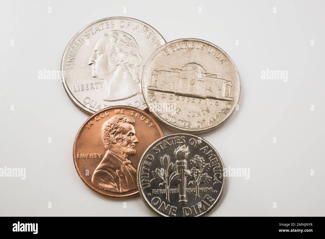 NOUS un penny, cinq, dix, vingt-cinq cents pièces sur fond blanc. Banque D'Images