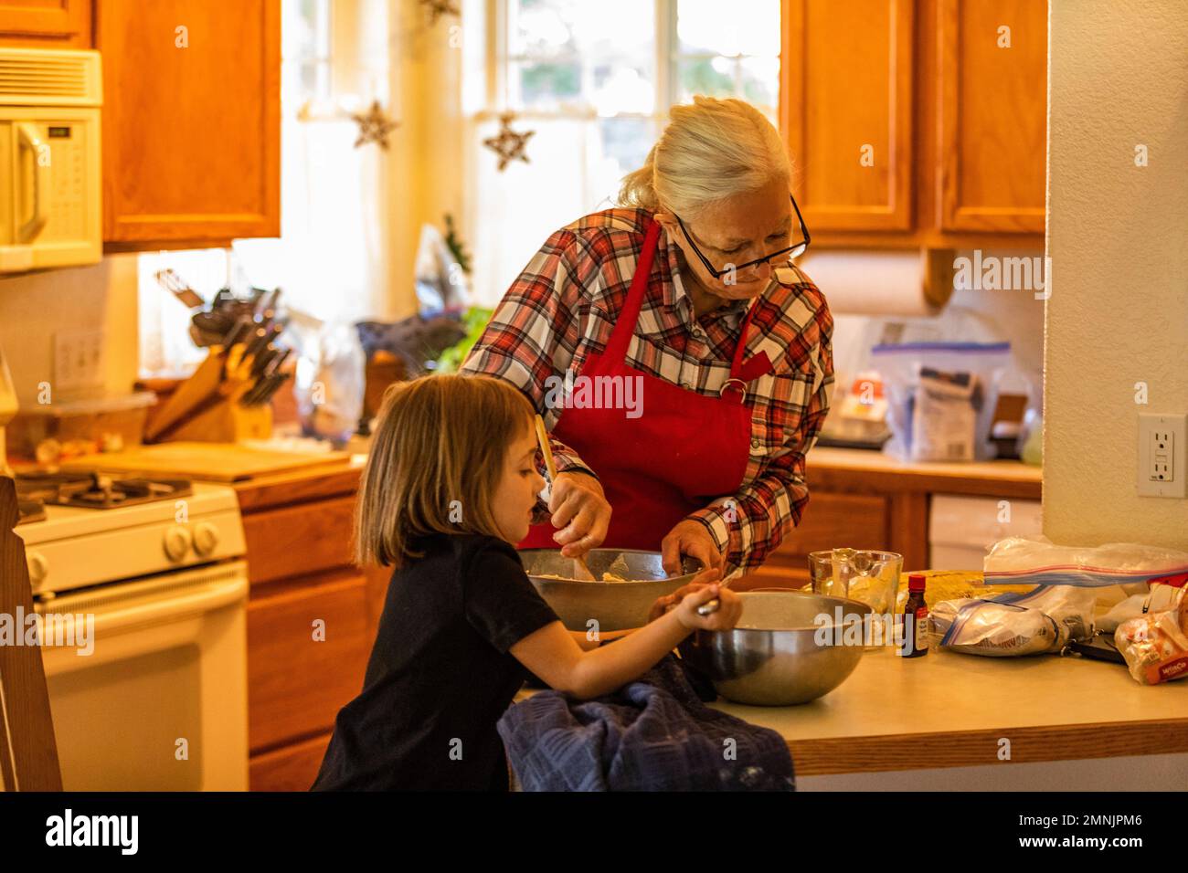 Grand-mère et petite-fille (6-7) cuisent des biscuits ensemble Banque D'Images