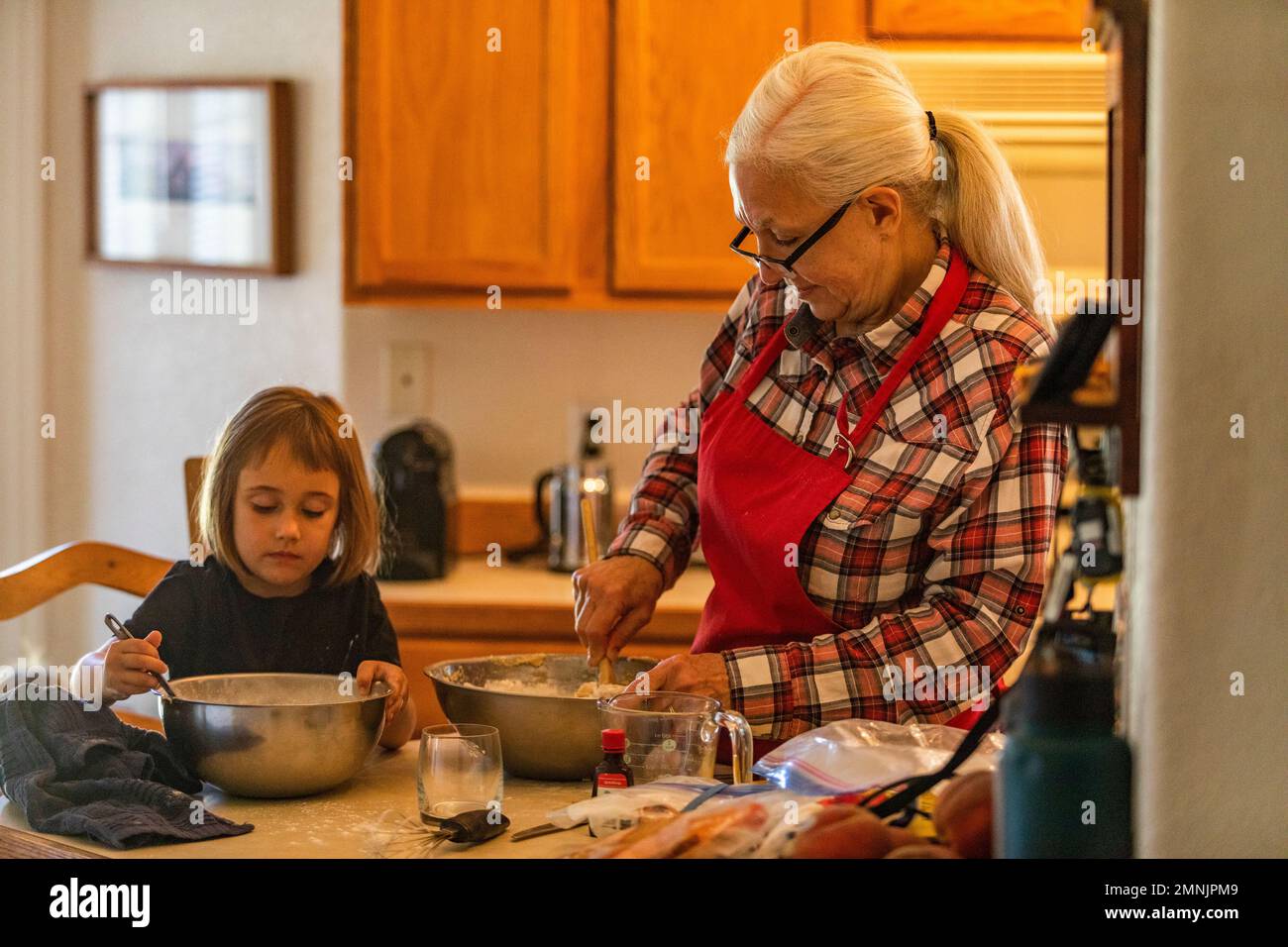 Grand-mère et petite-fille (6-7) cuisent des biscuits ensemble Banque D'Images
