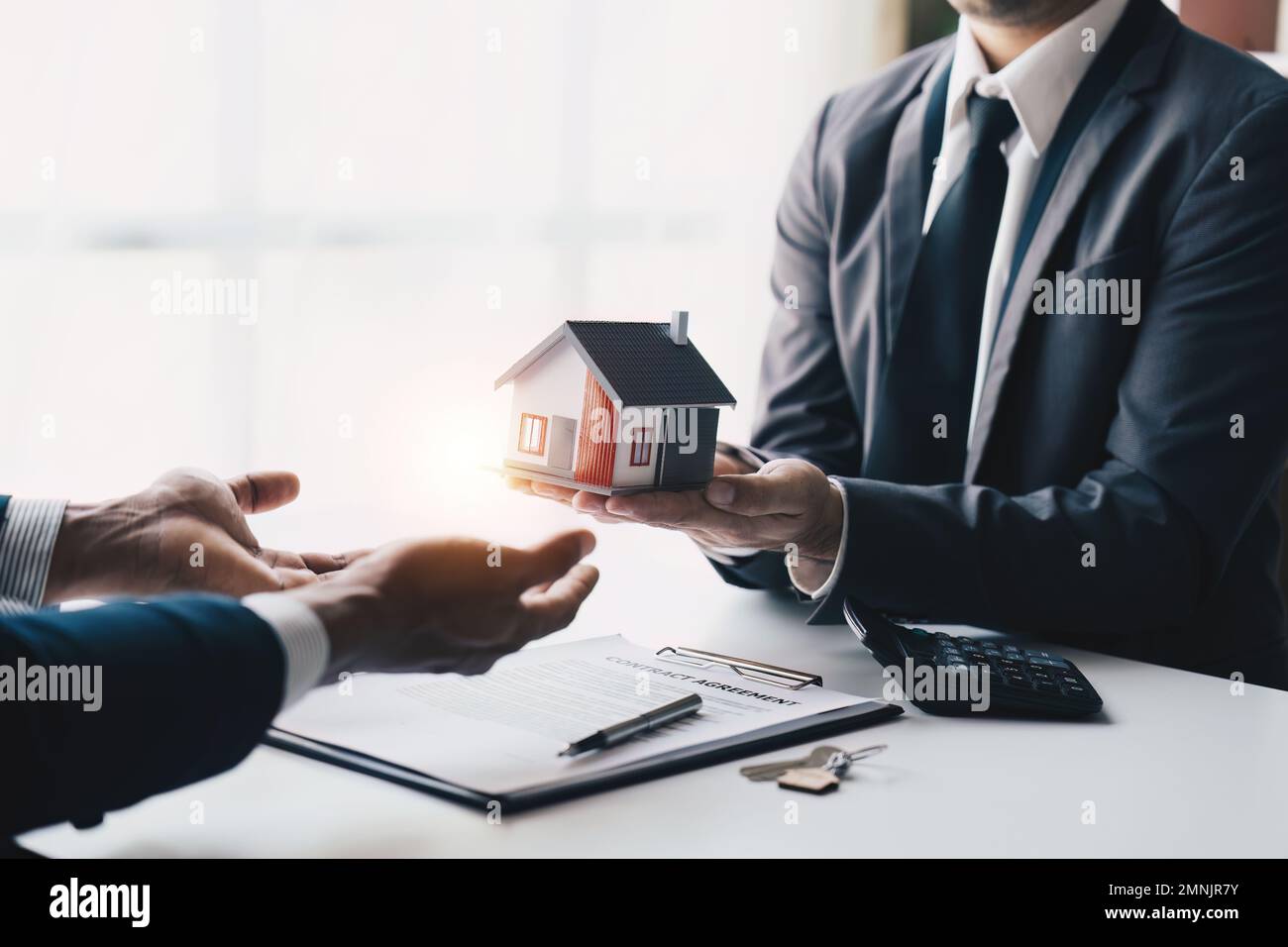 Gros plan personne d'affaires ou agent immobilier expliquer l'accord de signature pour l'achat de maison. Directeur de banque et concept immobilier Banque D'Images