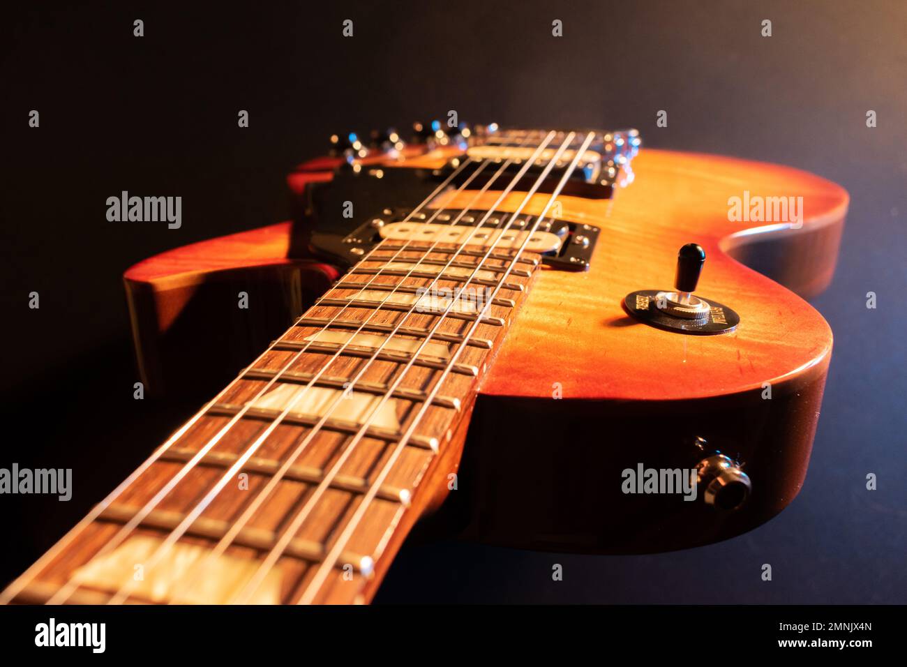 Vaduz, Liechtenstein, 28 septembre 2022 produit d'une guitare électrique  standard américaine Gibson les Paul en rafale de soleil Photo Stock - Alamy