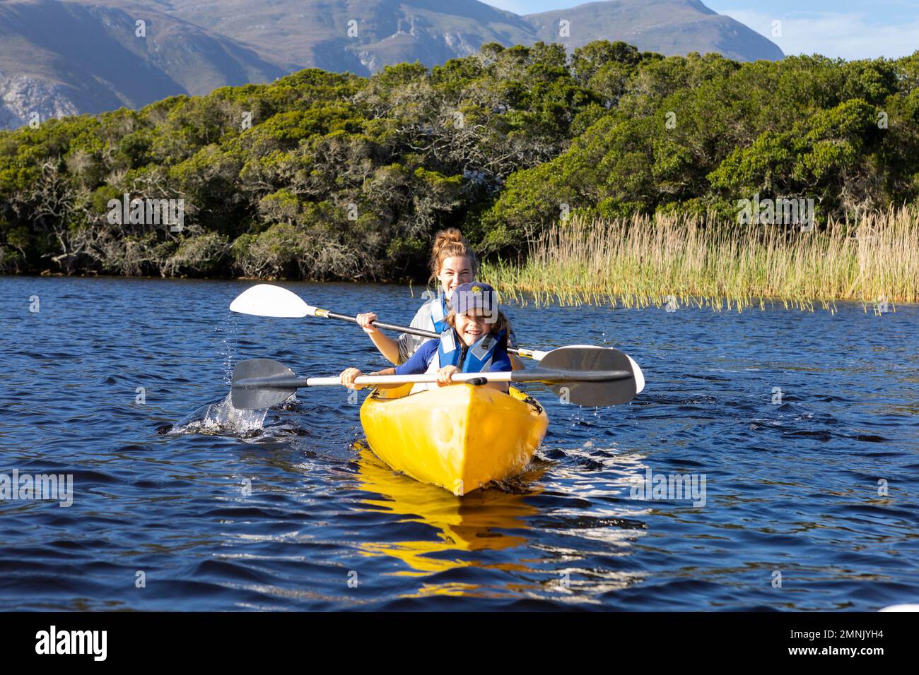 Afrique du Sud, Stanford, garçon et adolescente (10-11, 16-17) kayak dans le lagon Banque D'Images