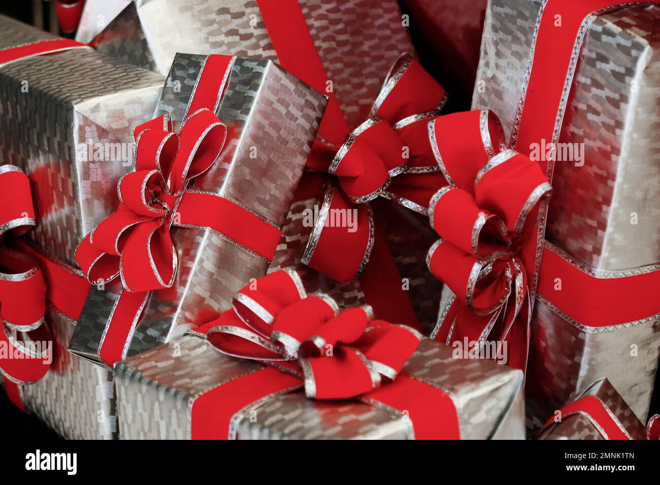 New York, New York, États-Unis. Noël saison des fêtes, forfaits argent avec ruban rouge. Banque D'Images