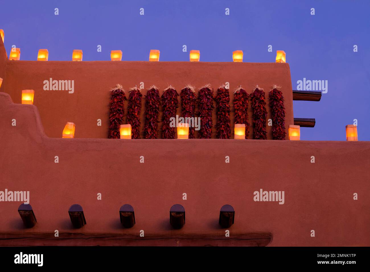 Santa Fe, Nouveau-Mexique, États-Unis. Les farolitos traditionnels illuminent les structures adobe. Banque D'Images