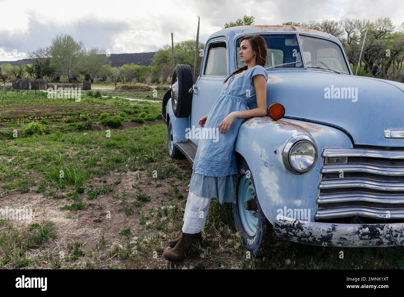 Santa Fe, Nouveau-Mexique, États-Unis. Jeune femme et vieux pick up camion . Modèle libéré. Banque D'Images