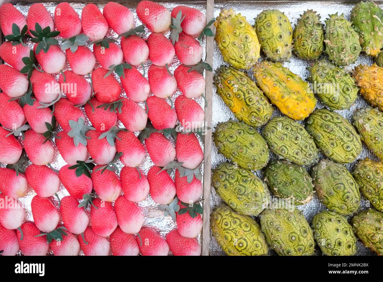 Marrakech, Maroc fruits exotiques à vendre dans la médina. Banque D'Images